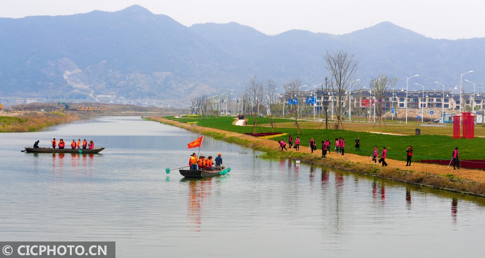 在湖南省永州市道县梅花镇贵头村,护水净滩志愿者在洑水河清理漂浮物