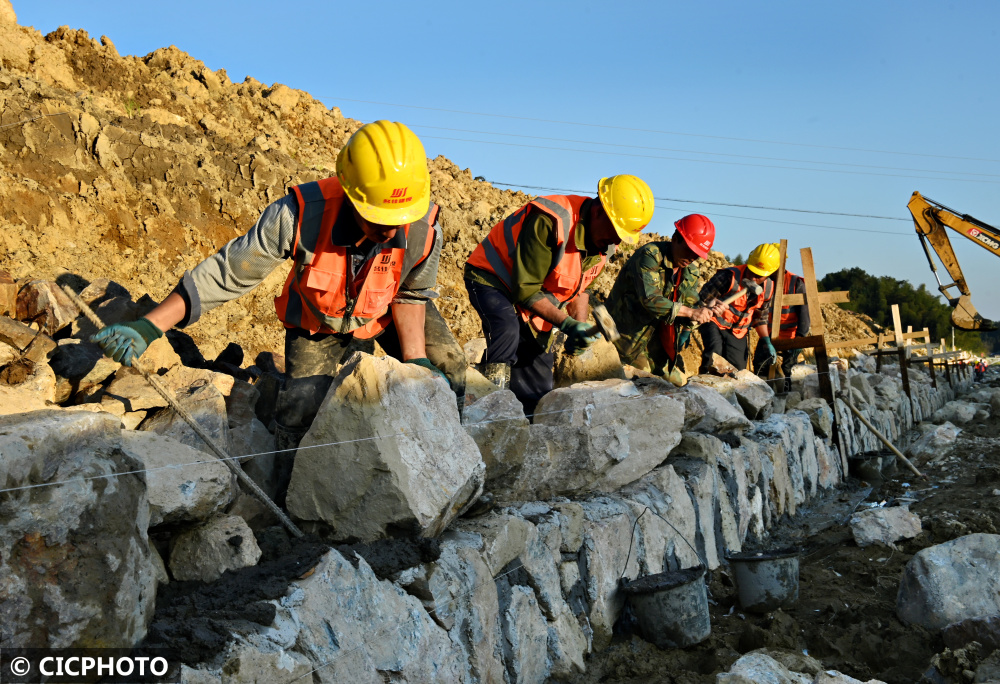 天晴修水利初冬施工忙