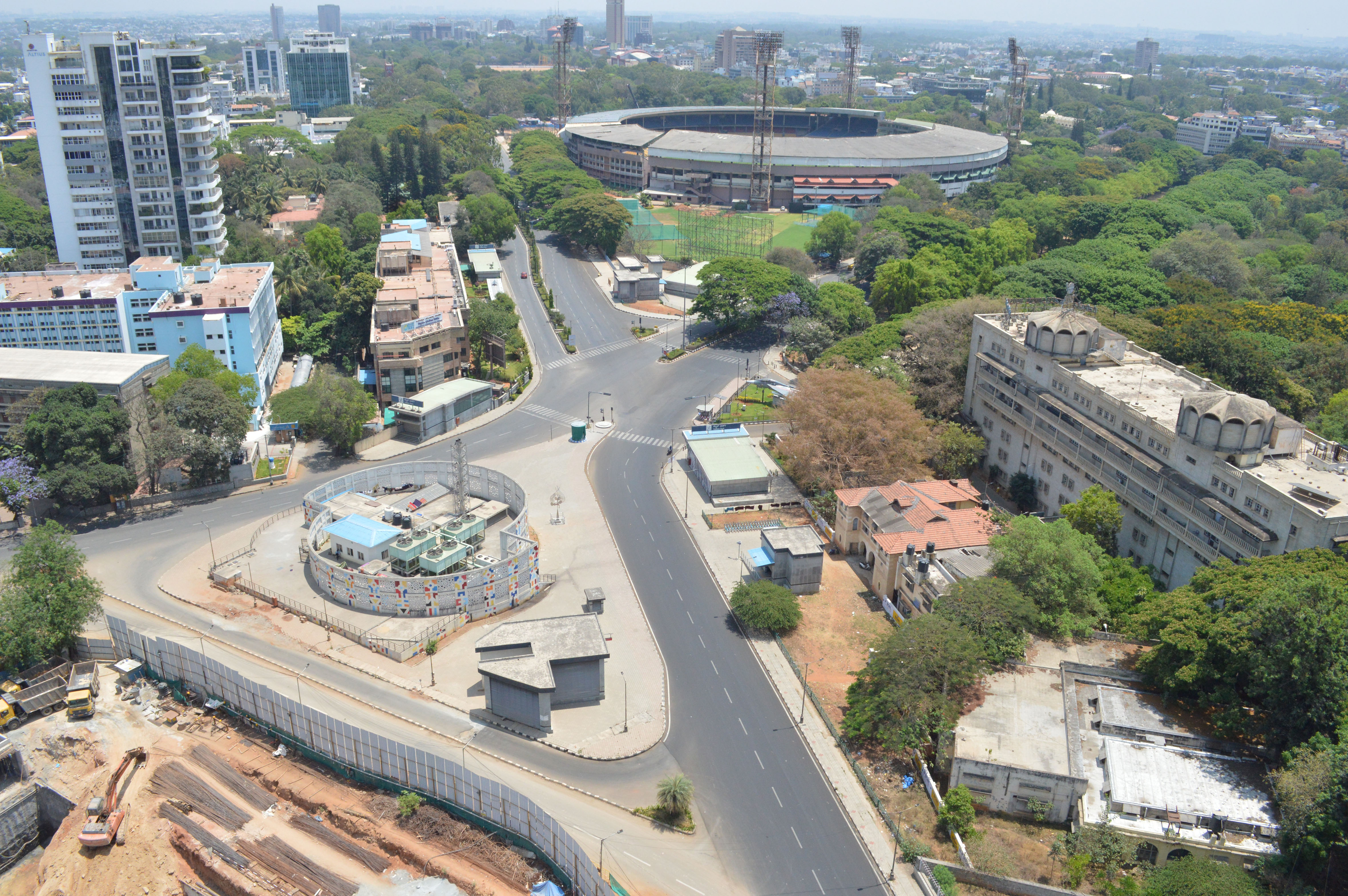 新华社发↑这是3月22日在印度班加罗尔火车站拍摄的空旷的站台.