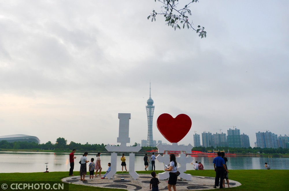 安徽六安夏日黄昏月亮岛上美如画