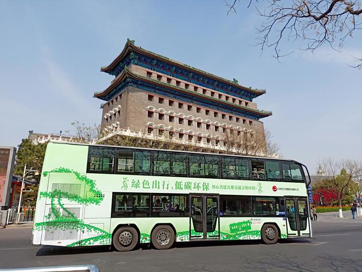 百年公交车轮滚滚满载首都蝶变