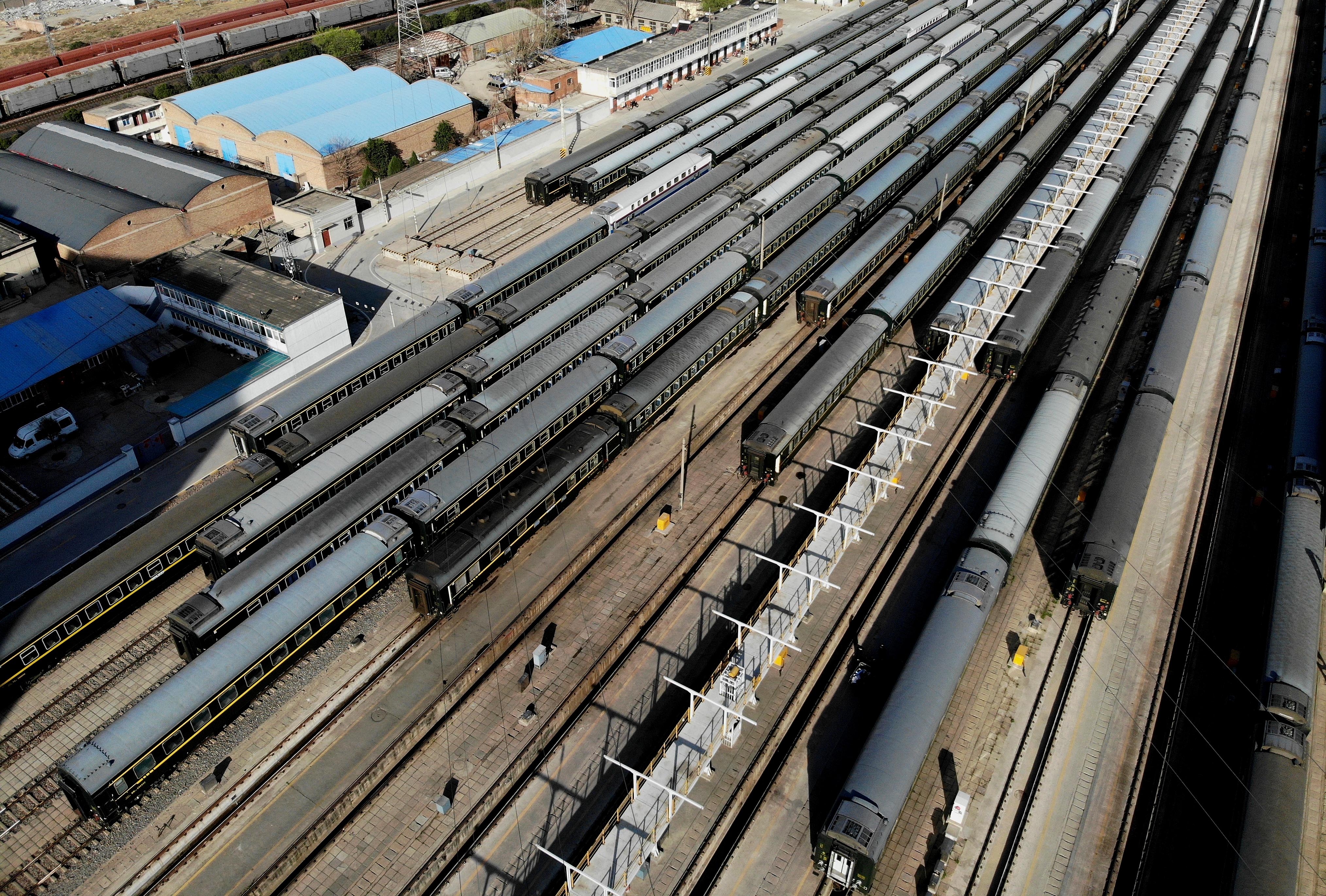 3月19日,郑州车辆段客车检车员在检查客车车钩钩身.