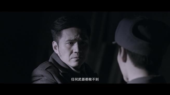 《让这首歌作证》剧照曹岱放走了弟弟,面对军统的问责,他几乎重复了