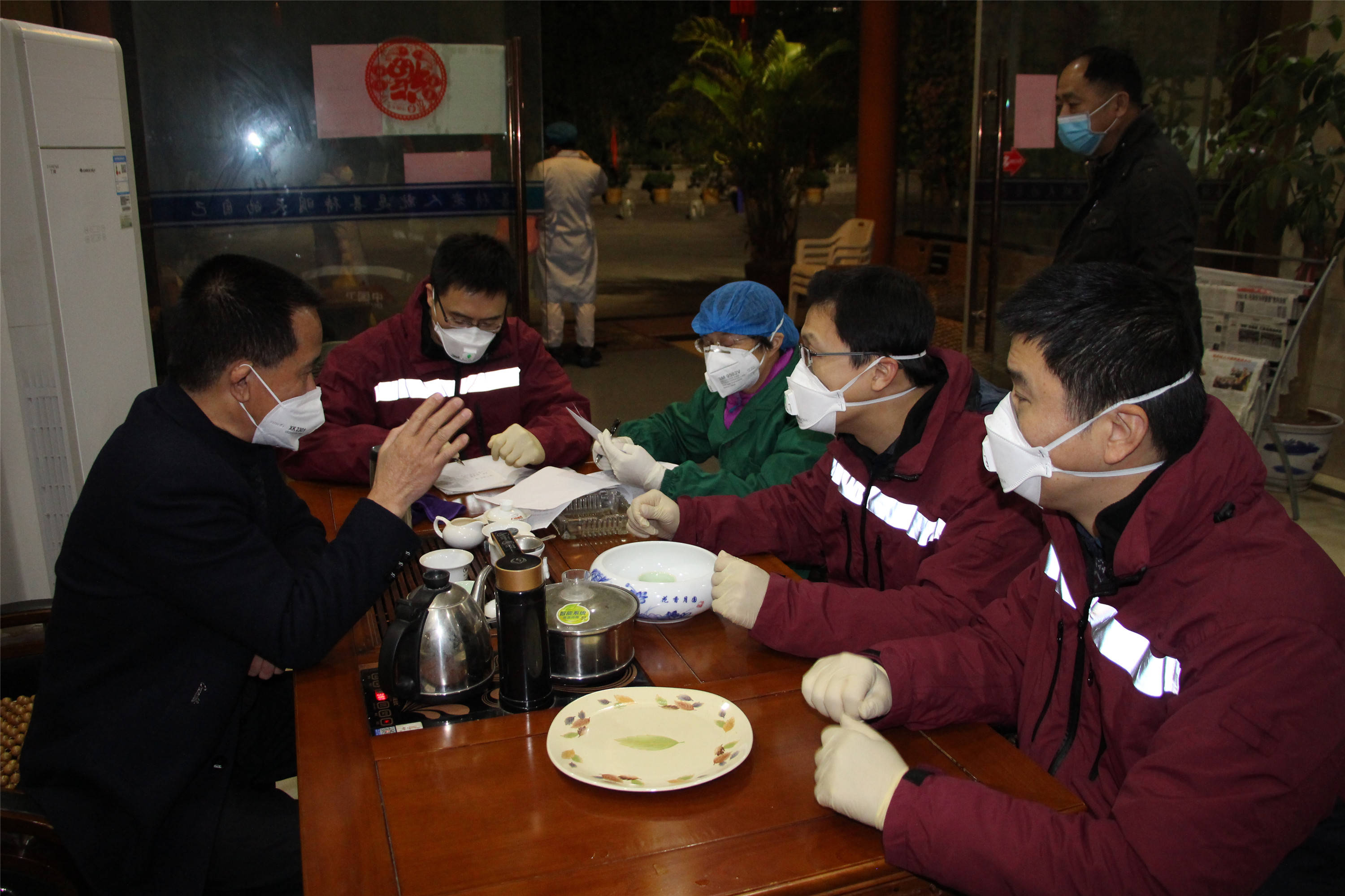 疫情调查员虽不是医生却每天奔忙在防控一线