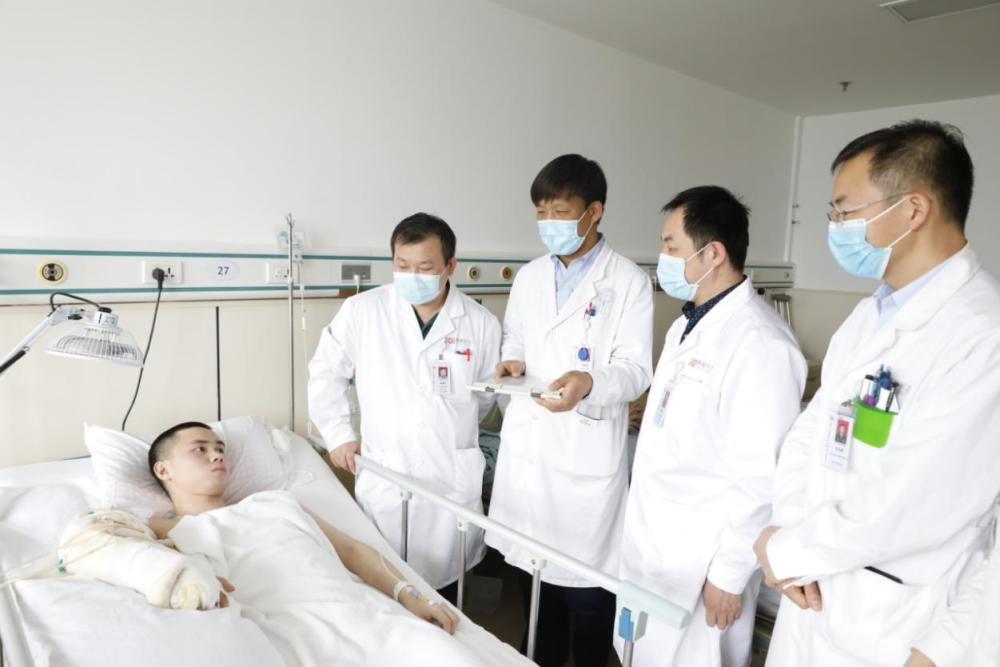 部的病房查房中,当显微外科主任张建政和医生李绍光看到患者手指红润