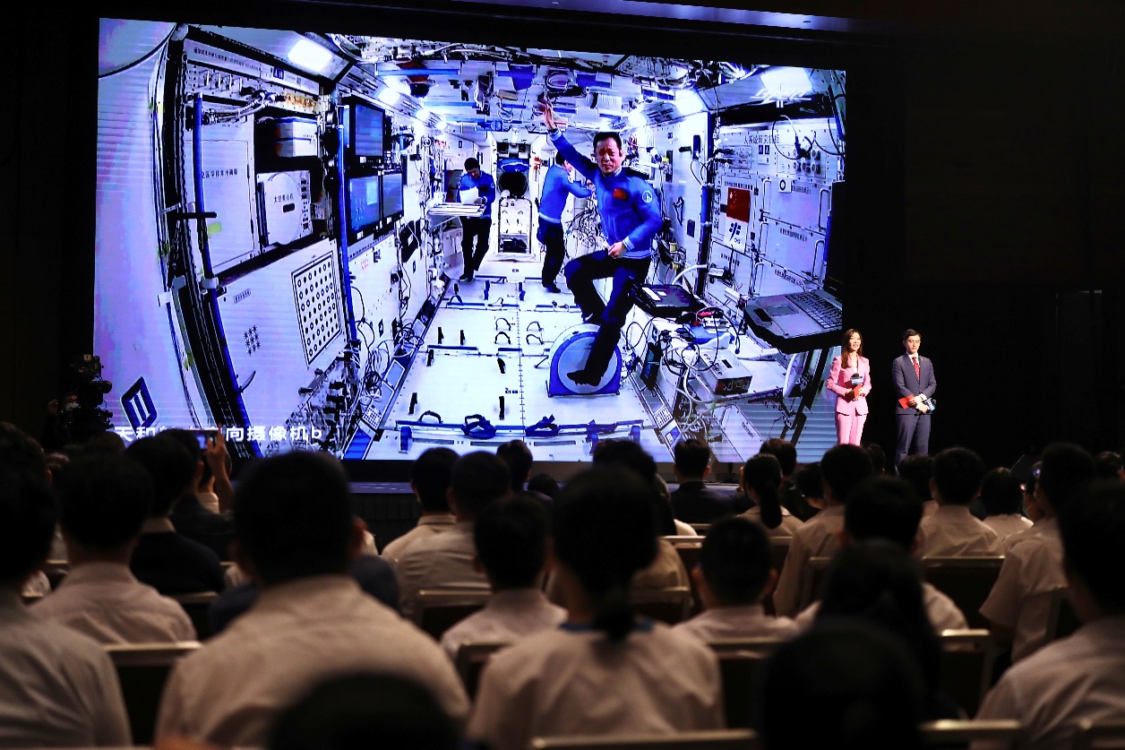 你好香港这里是神舟十二号航天员连线香港青少年天地对话