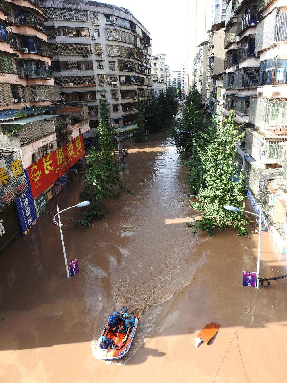 达州河市机场洪水图片