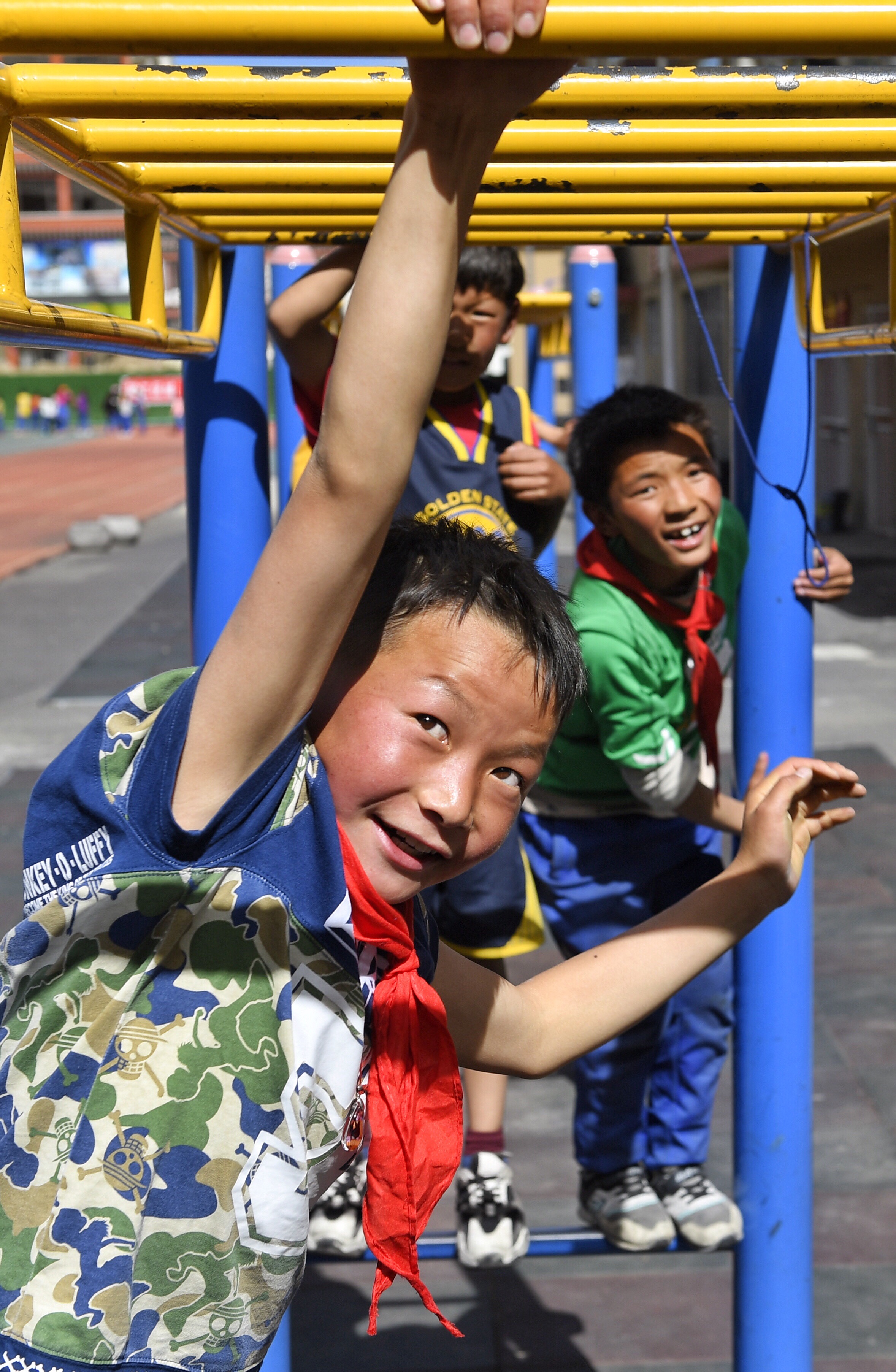 图为四川省阿坝藏族羌族自治州阿坝县民族寄宿制小学的学生在体育课