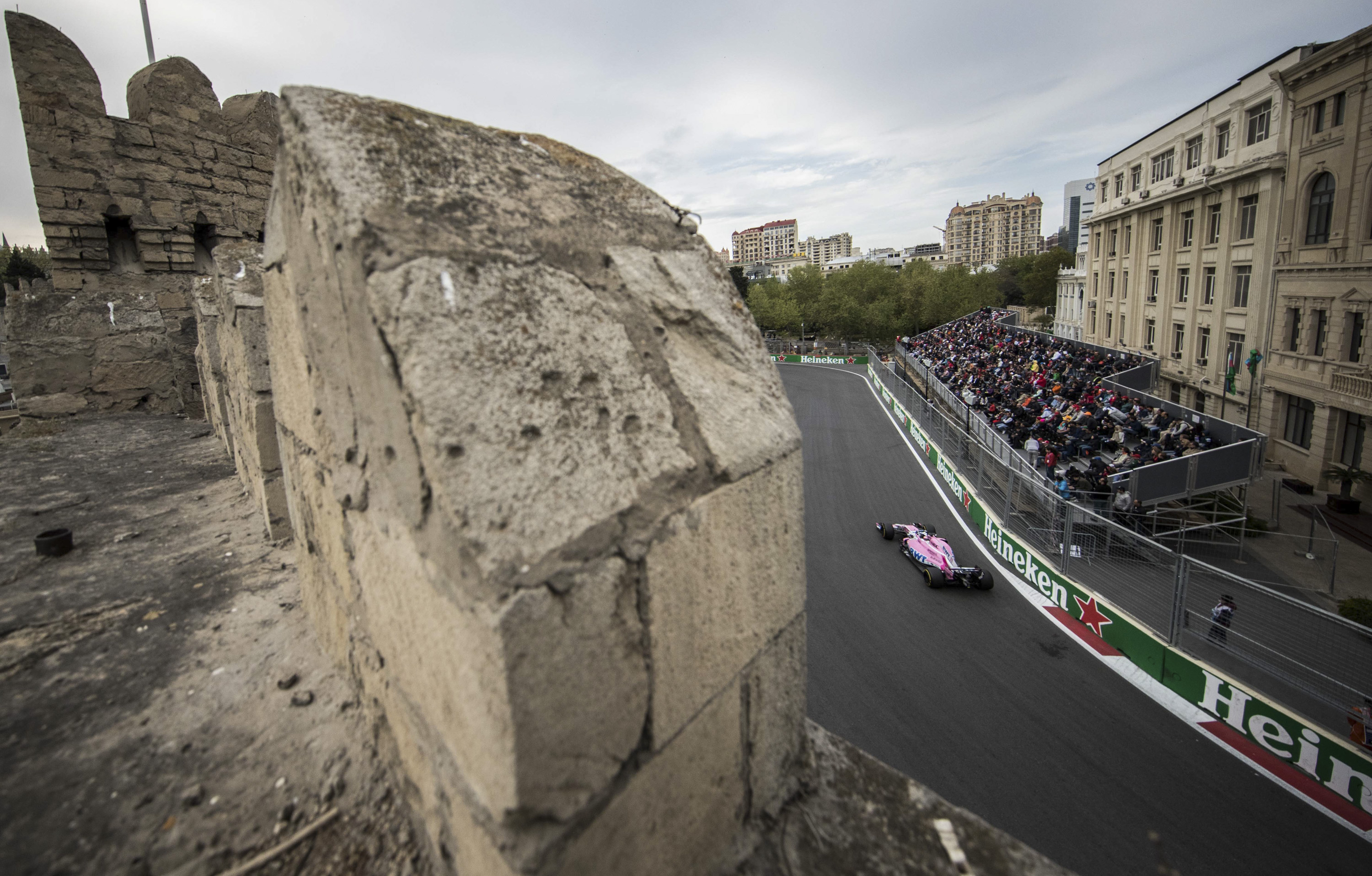 级方程式赛车锦标赛(f1)大奖赛阿塞拜疆站正赛在阿塞拜疆巴库赛道举行