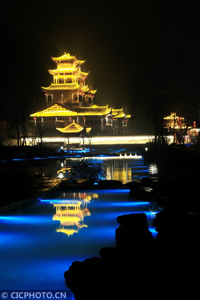 在湖南省湘西土家族苗族自治州龙山县苗儿滩镇捞车河村拍摄的乡村夜景