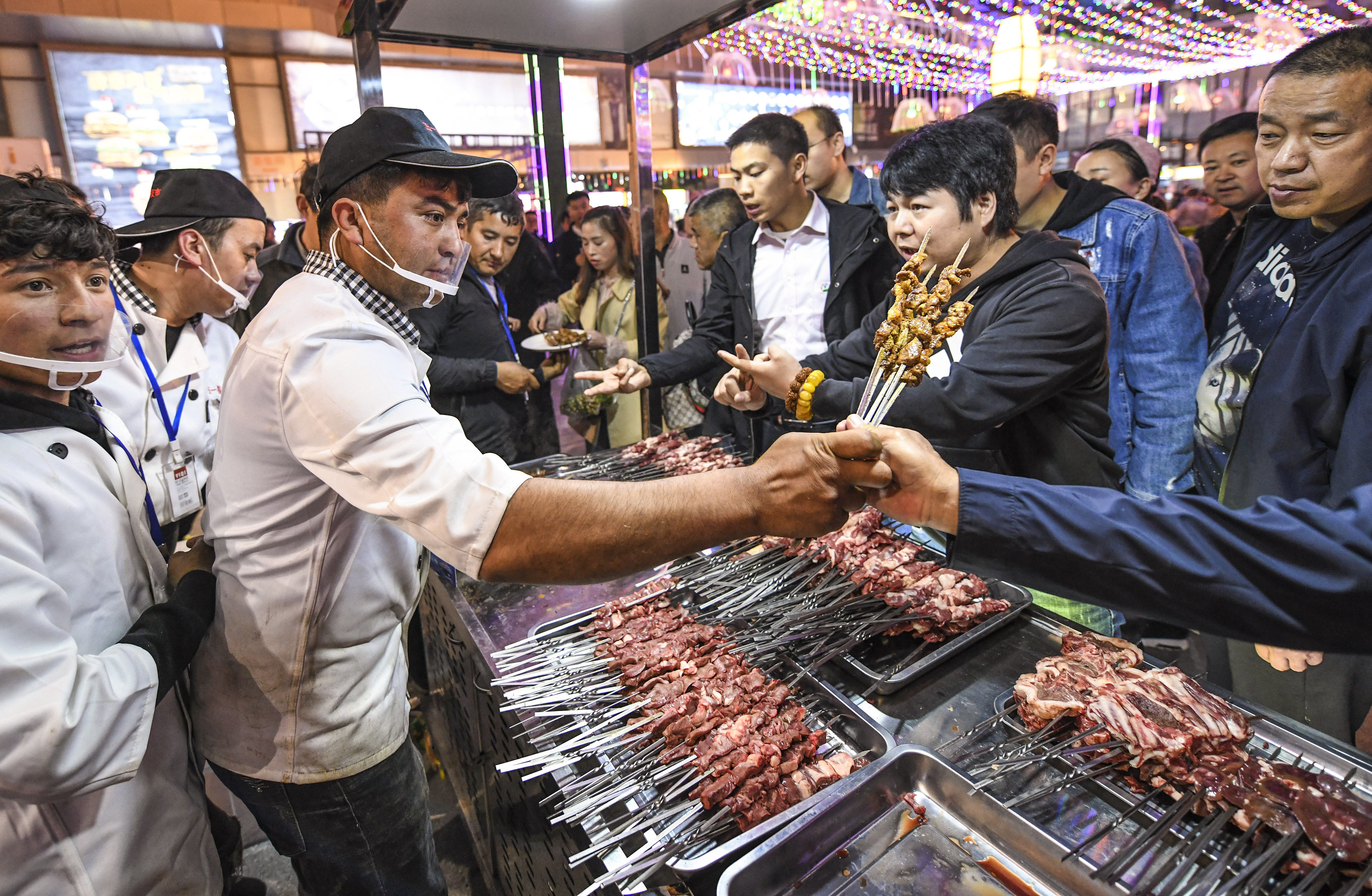 嗨!拉面,新疆羊肉串盯上你了