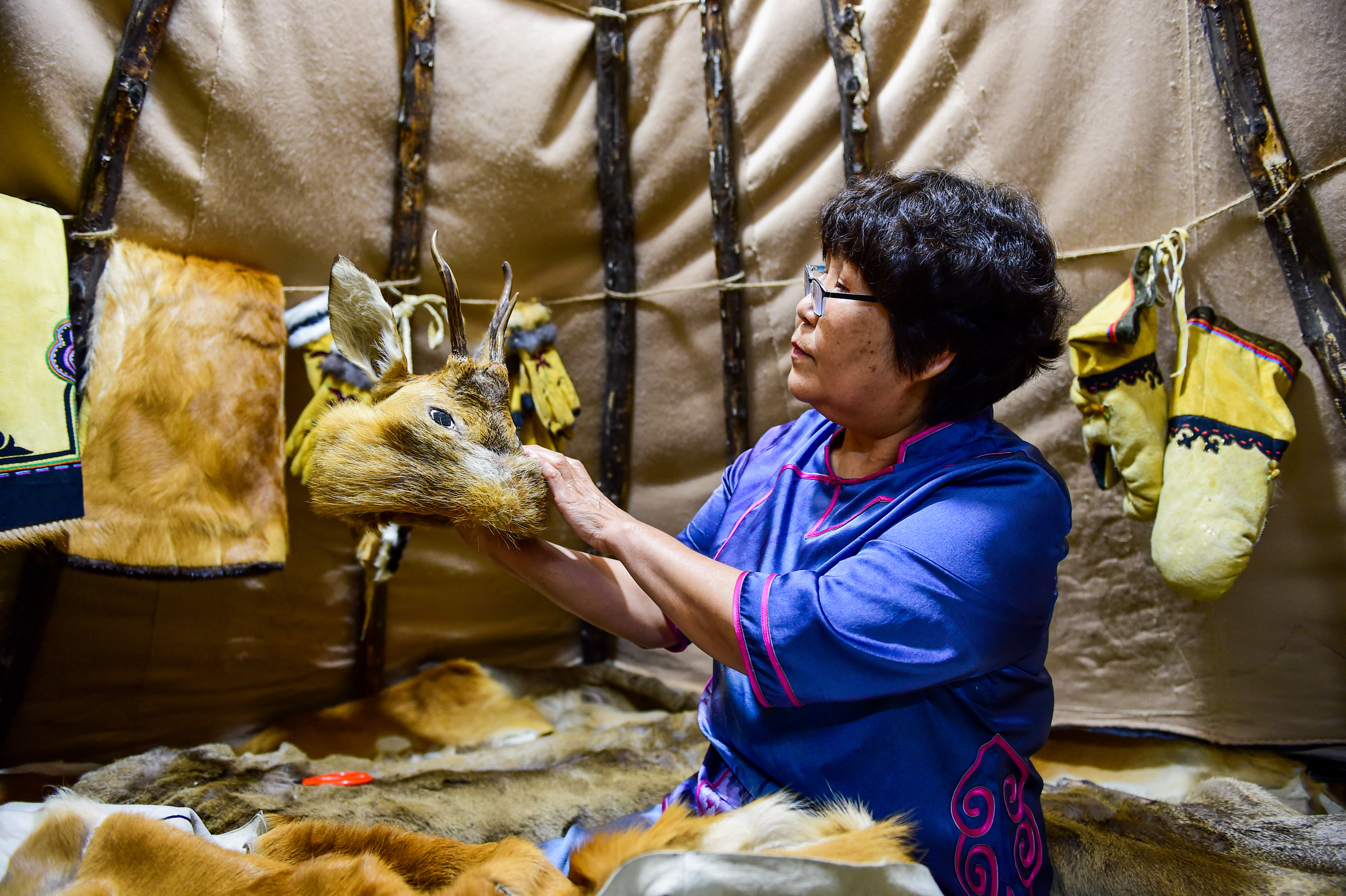 鄂伦春族戴上狍角帽传承民族文化