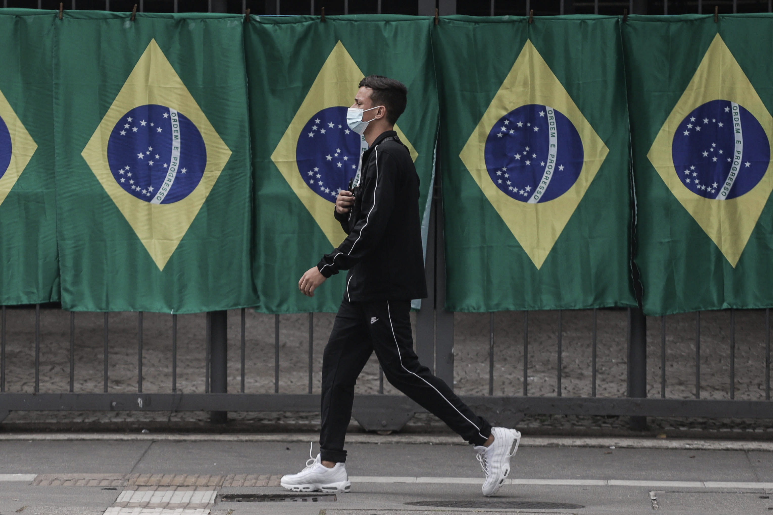 5月15日,巴西圣保罗市一名男子戴口罩出行