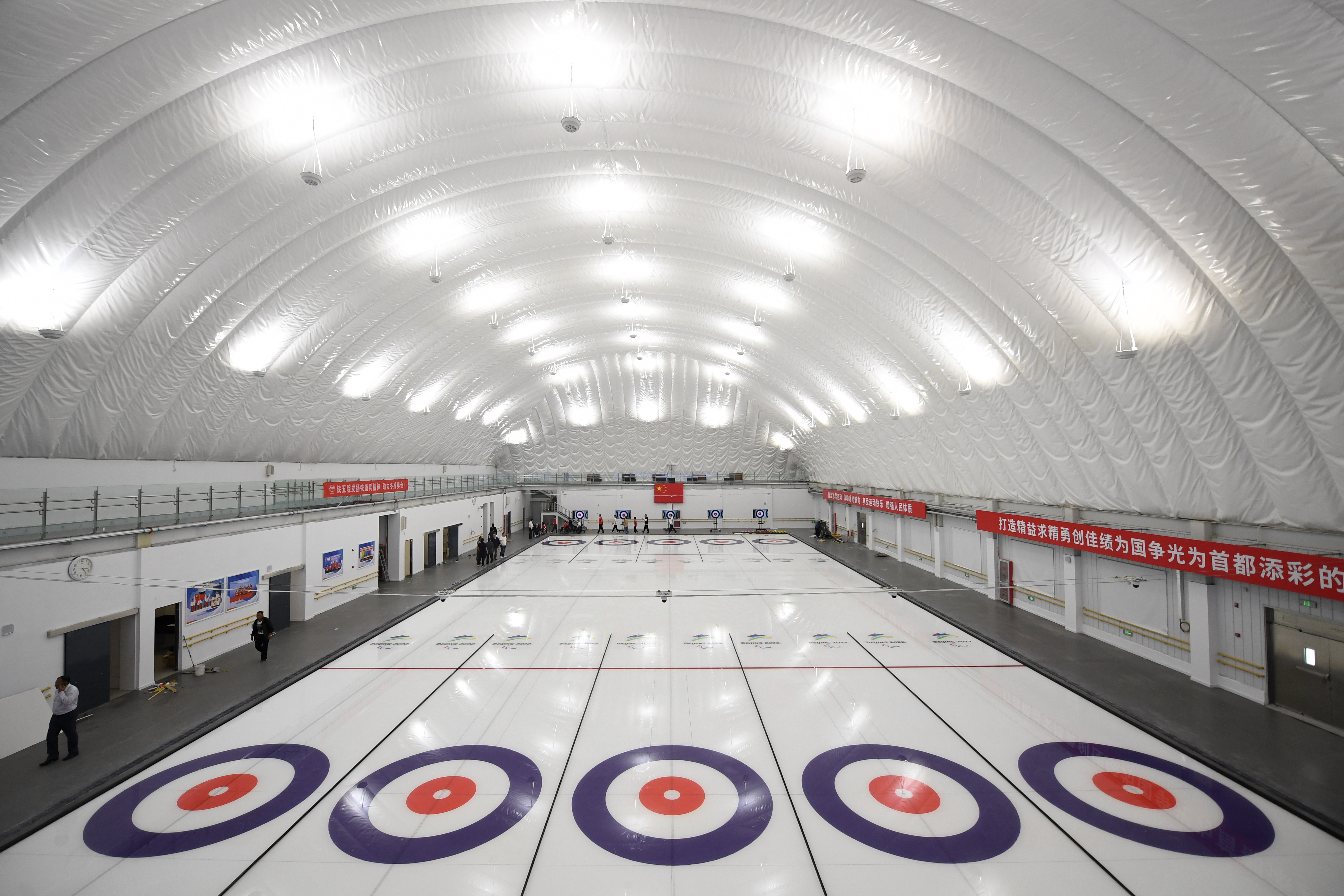 走近冬奥|备战北京冬残奥会 北京建成永久性气膜式冰壶冰球运动馆 - 