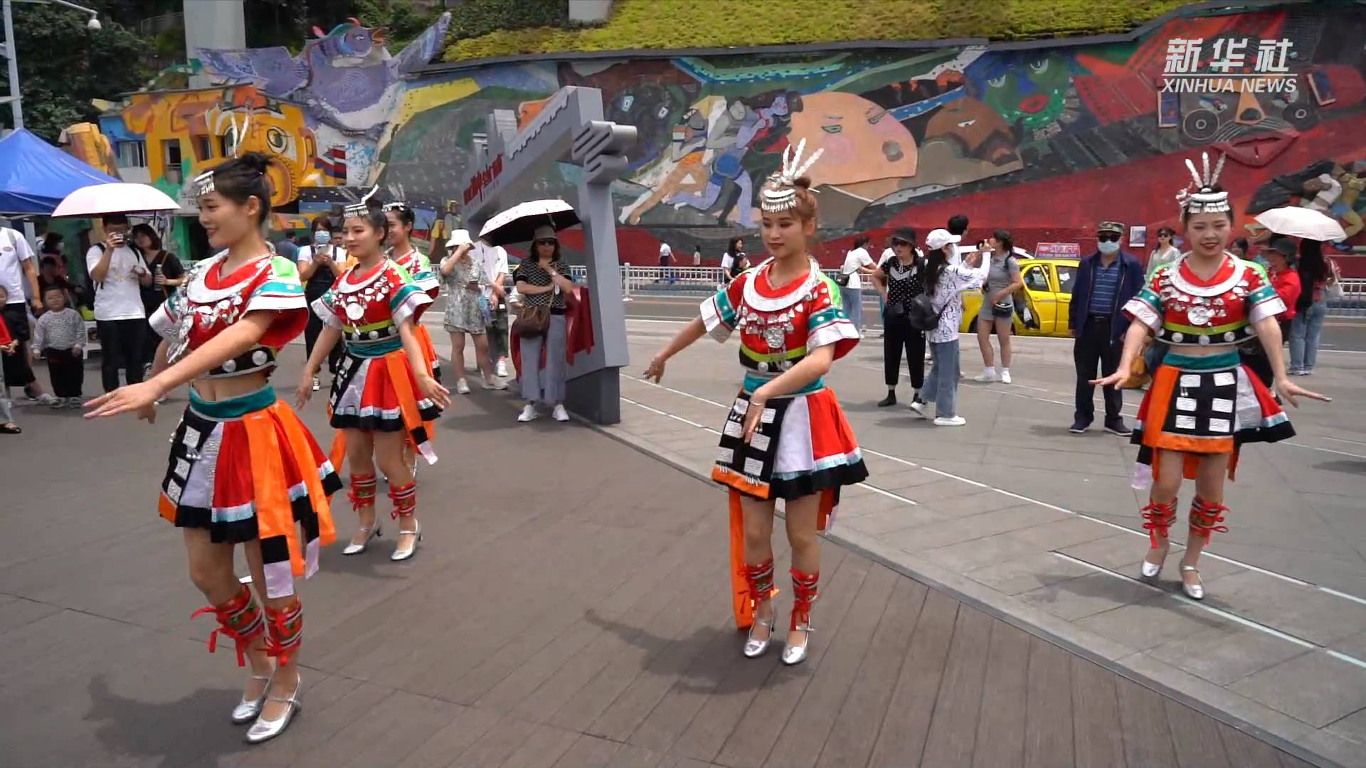 苗家歌舞快闪重庆单轨穿楼景点