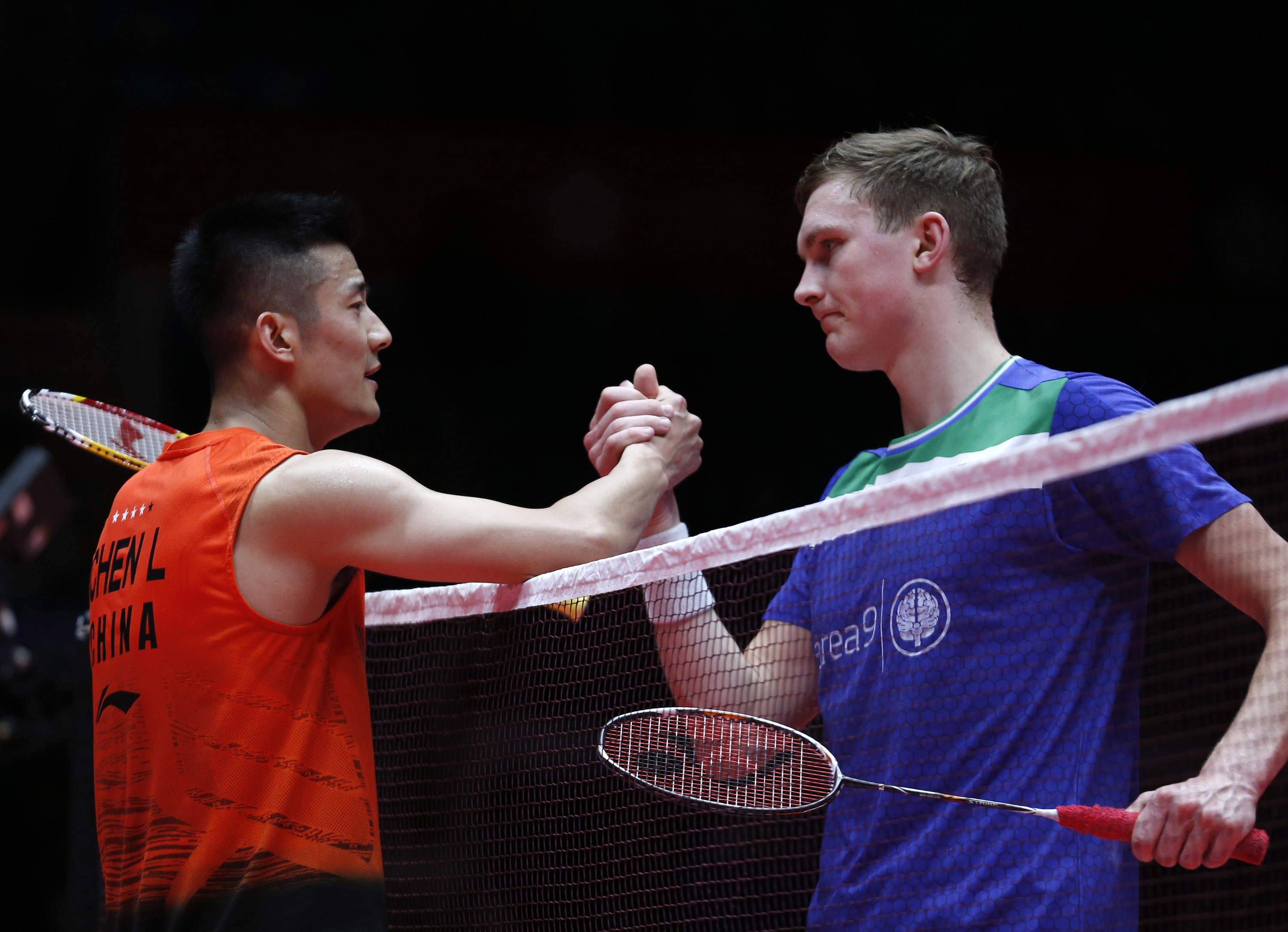 打b组小组赛结束后,中国选手谌龙(左)在赛后与丹麦选手安赛龙握手致意