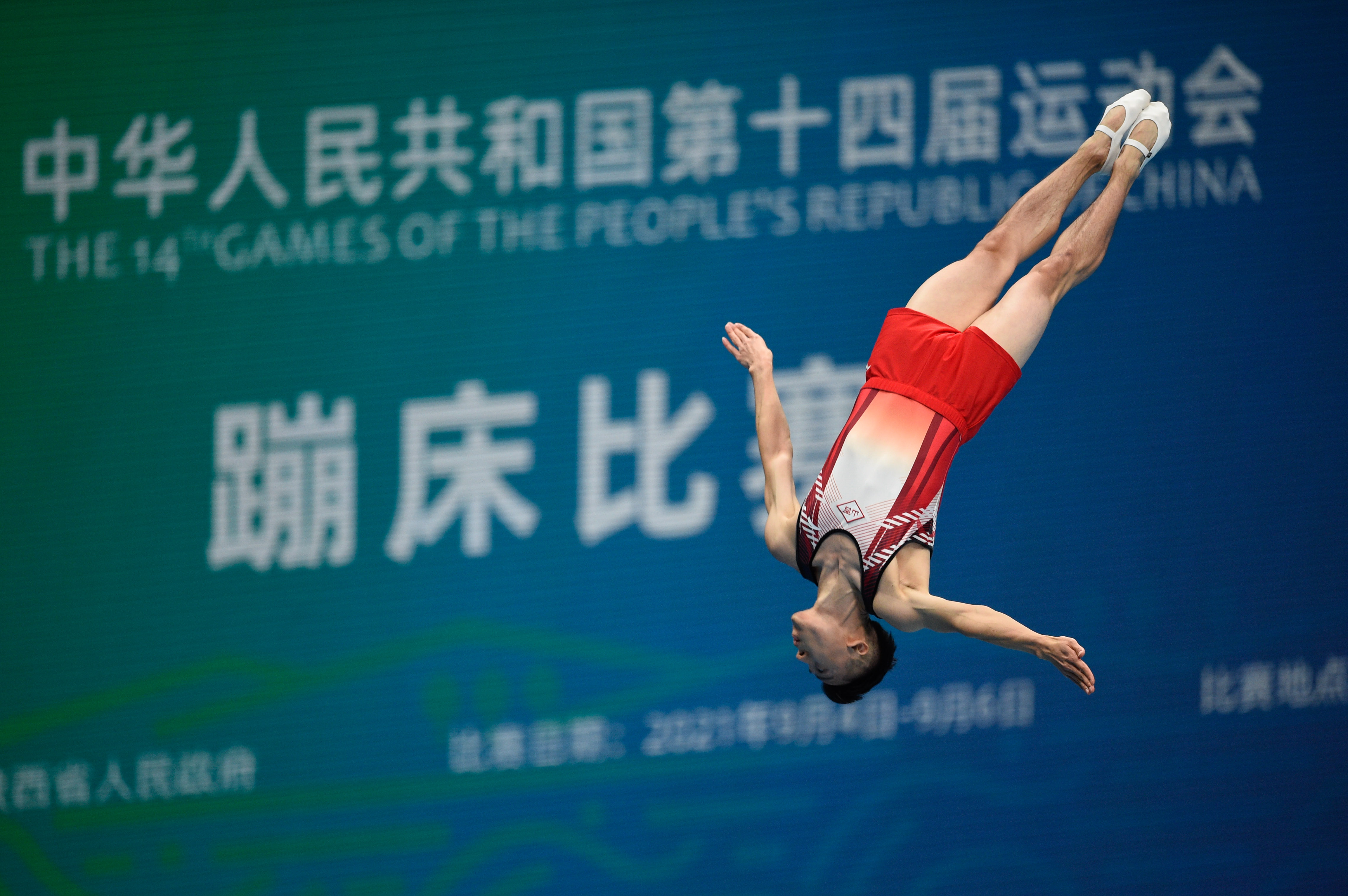在东京奥运会上,这名四朝奥运老将在男子蹦床中摘银