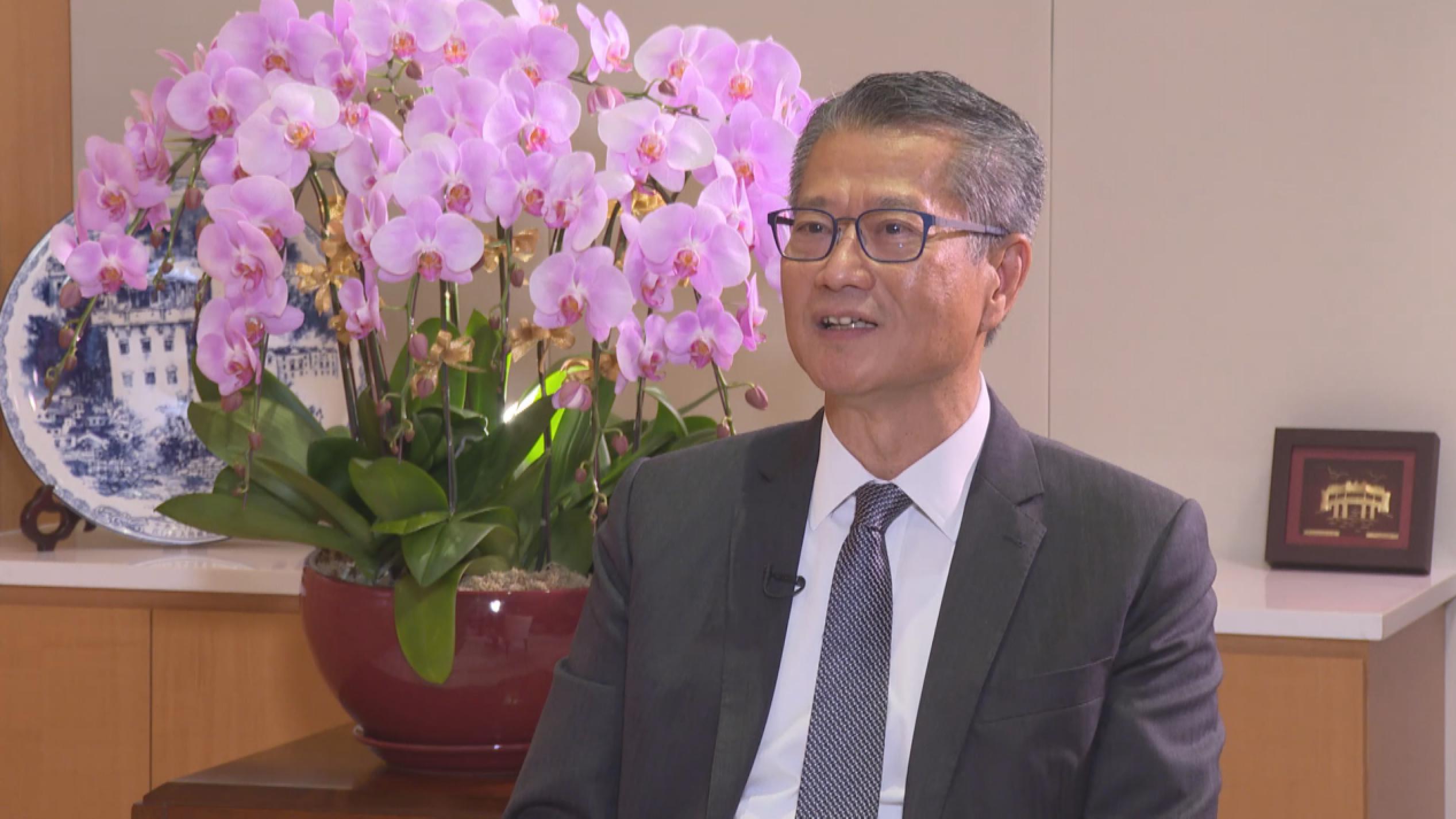 香港特区政府财政司司长香港疫情逐渐好转经济正在复苏推进