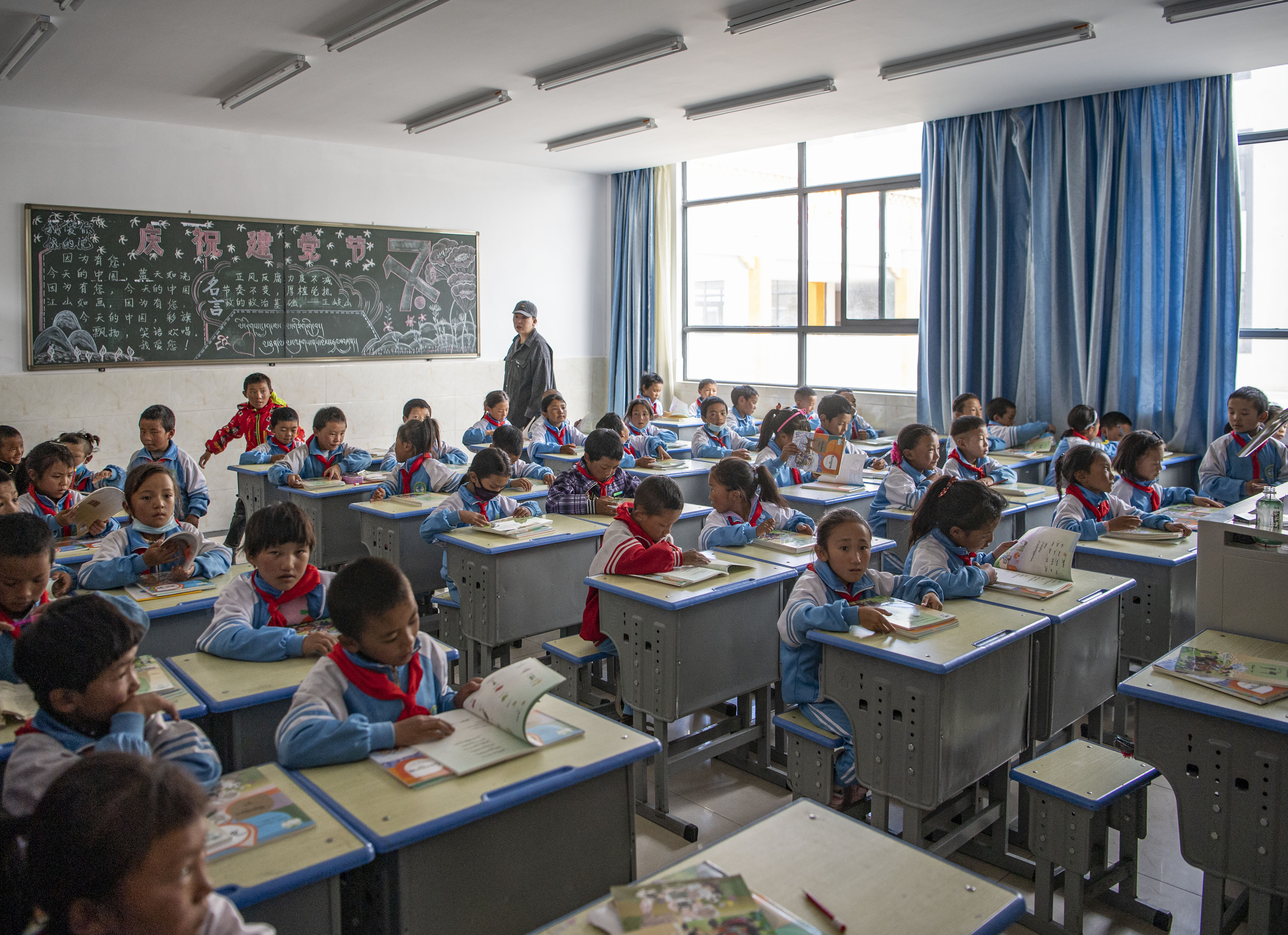 在西藏山南市贡嘎县森布日幸福家园九年一贯制学校的教室里,学生们在