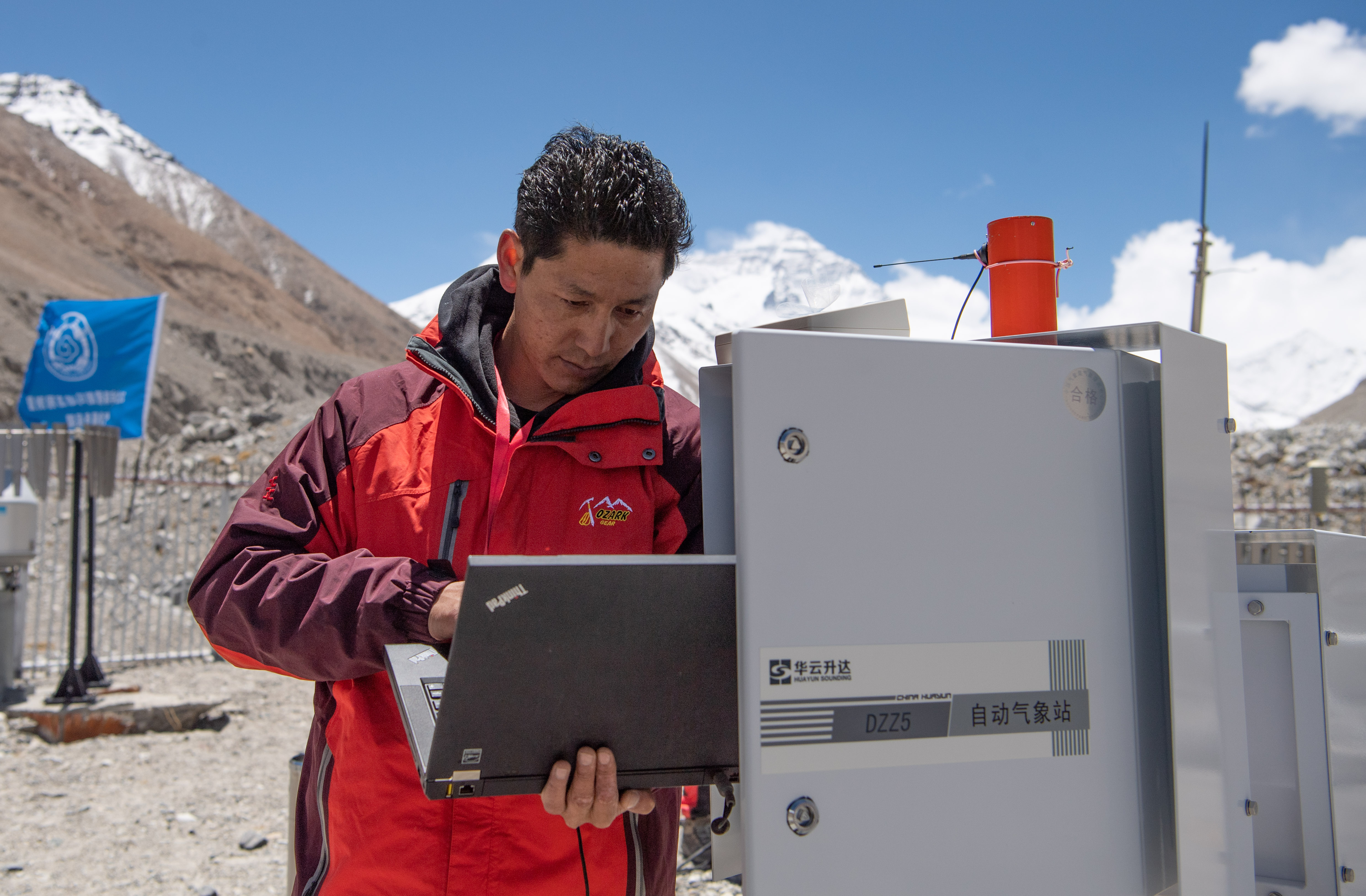 西藏气象部门为珠峰高程测量提供气象保障