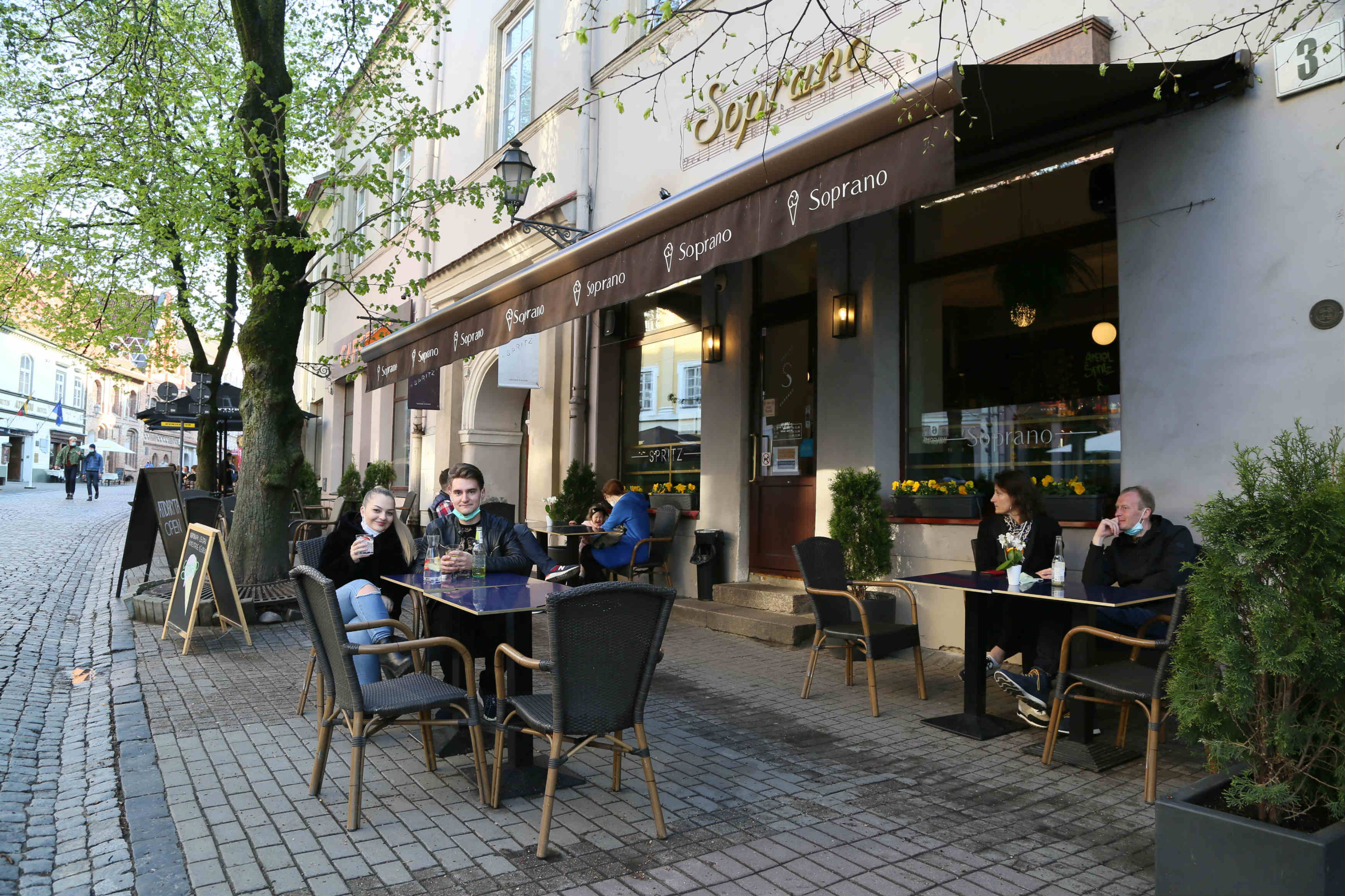 新华社记者 郭明芳 摄巴黎市议会特别批准咖啡馆,餐馆等可免费占用