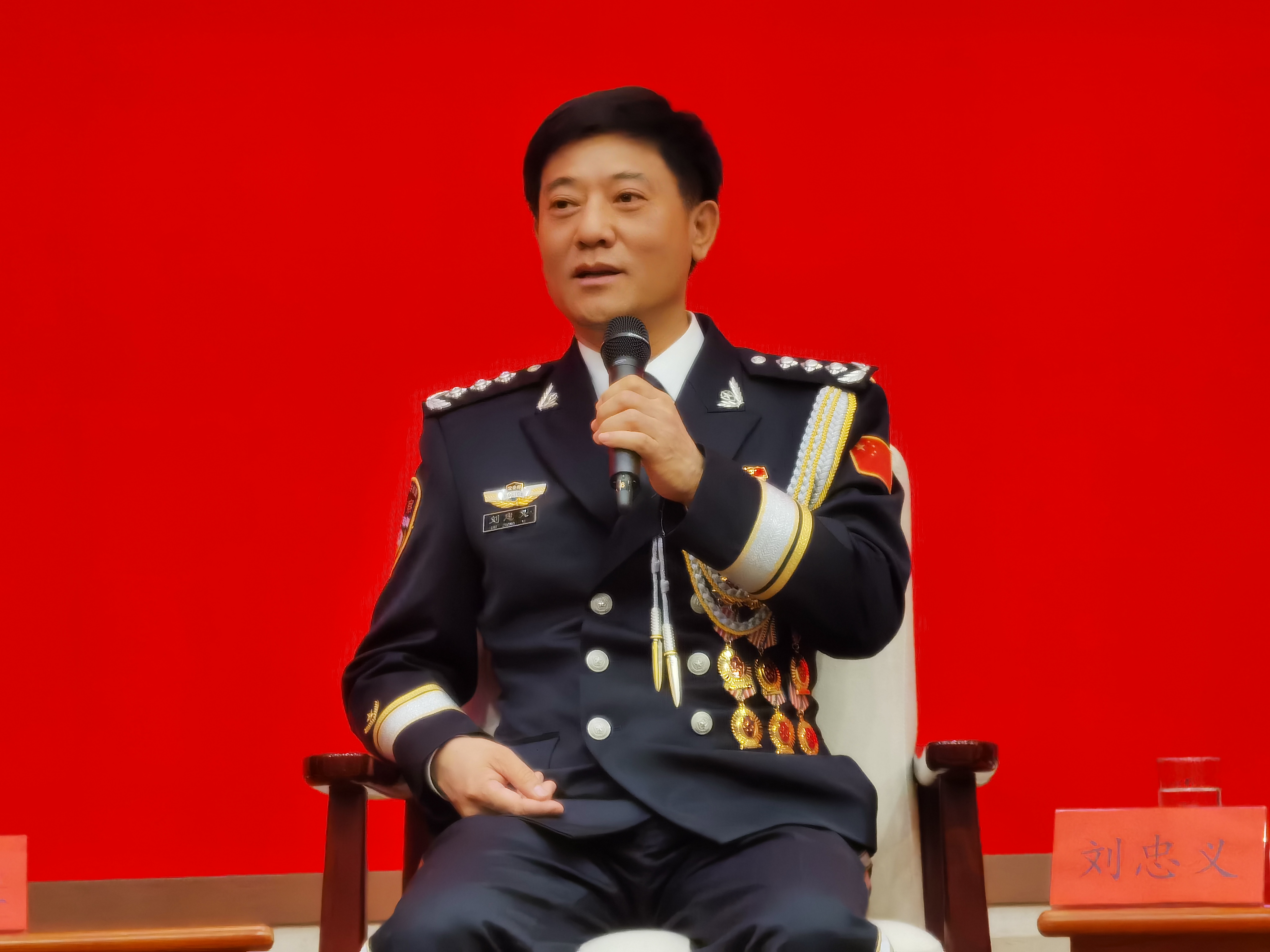 张保国:"在这一枚枚奖章和一块块伤疤的背后是万家灯火的平安,是人民