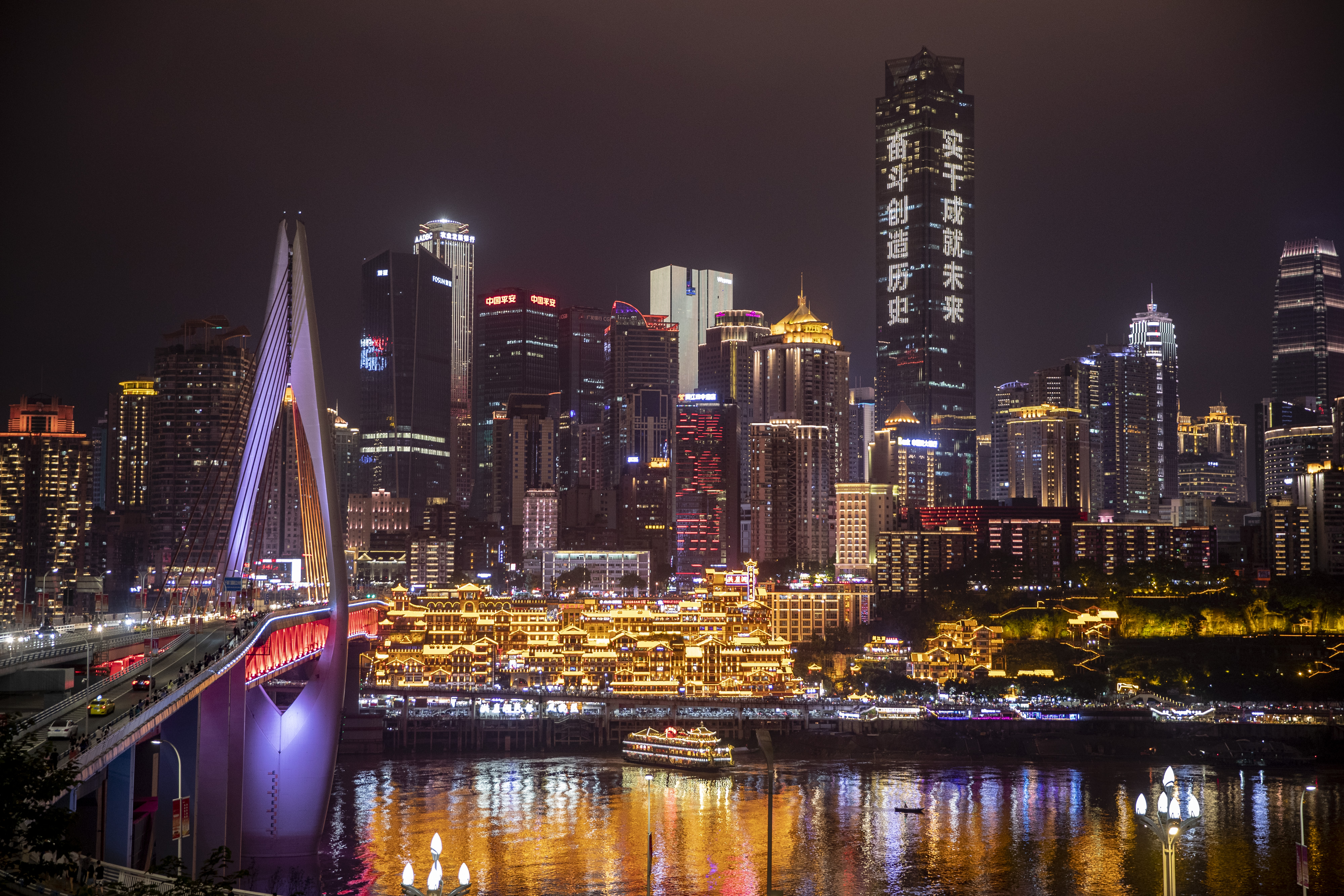 7月1日拍摄的重庆市渝中半岛洪崖洞片区夜景.