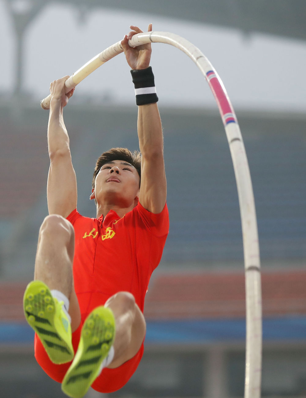 5月14日,亚军山西队选手陈阳在男子撑杆跳高比赛中.