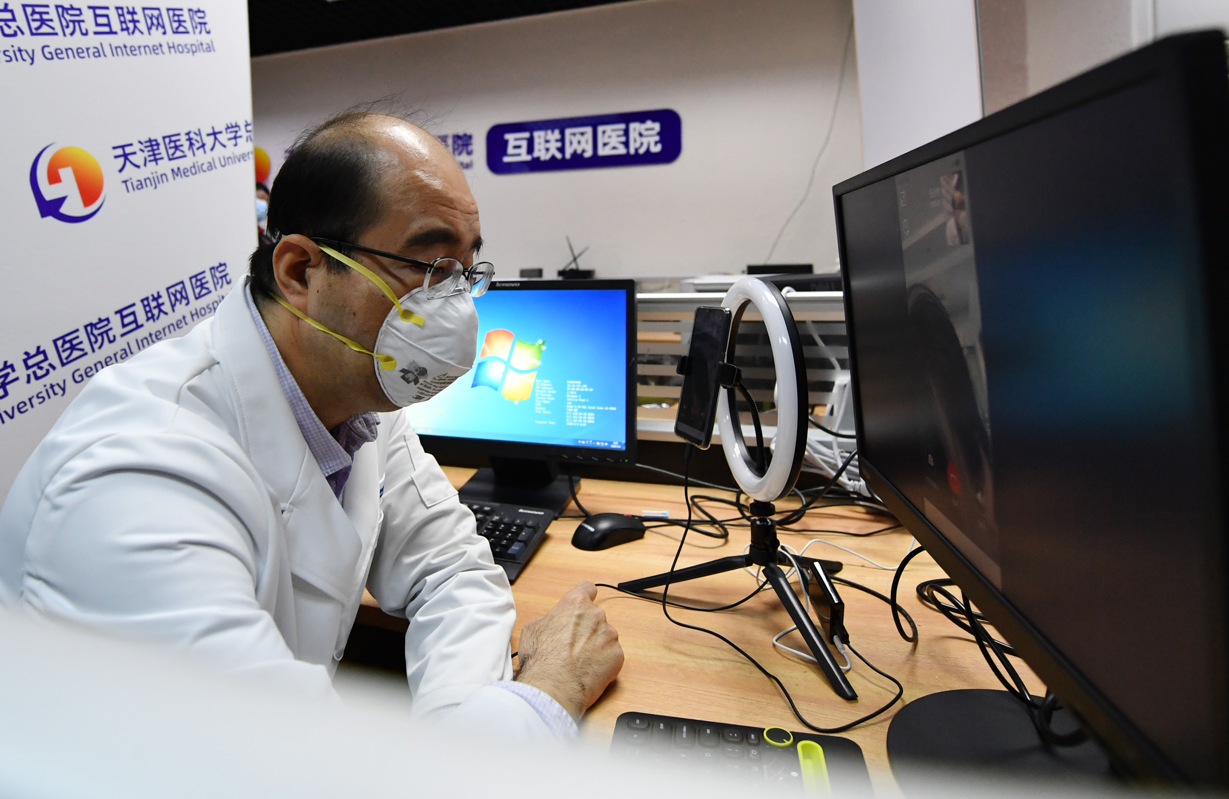 3月3日,天津医科大学总医院的医生用手机视频进行线上问诊.