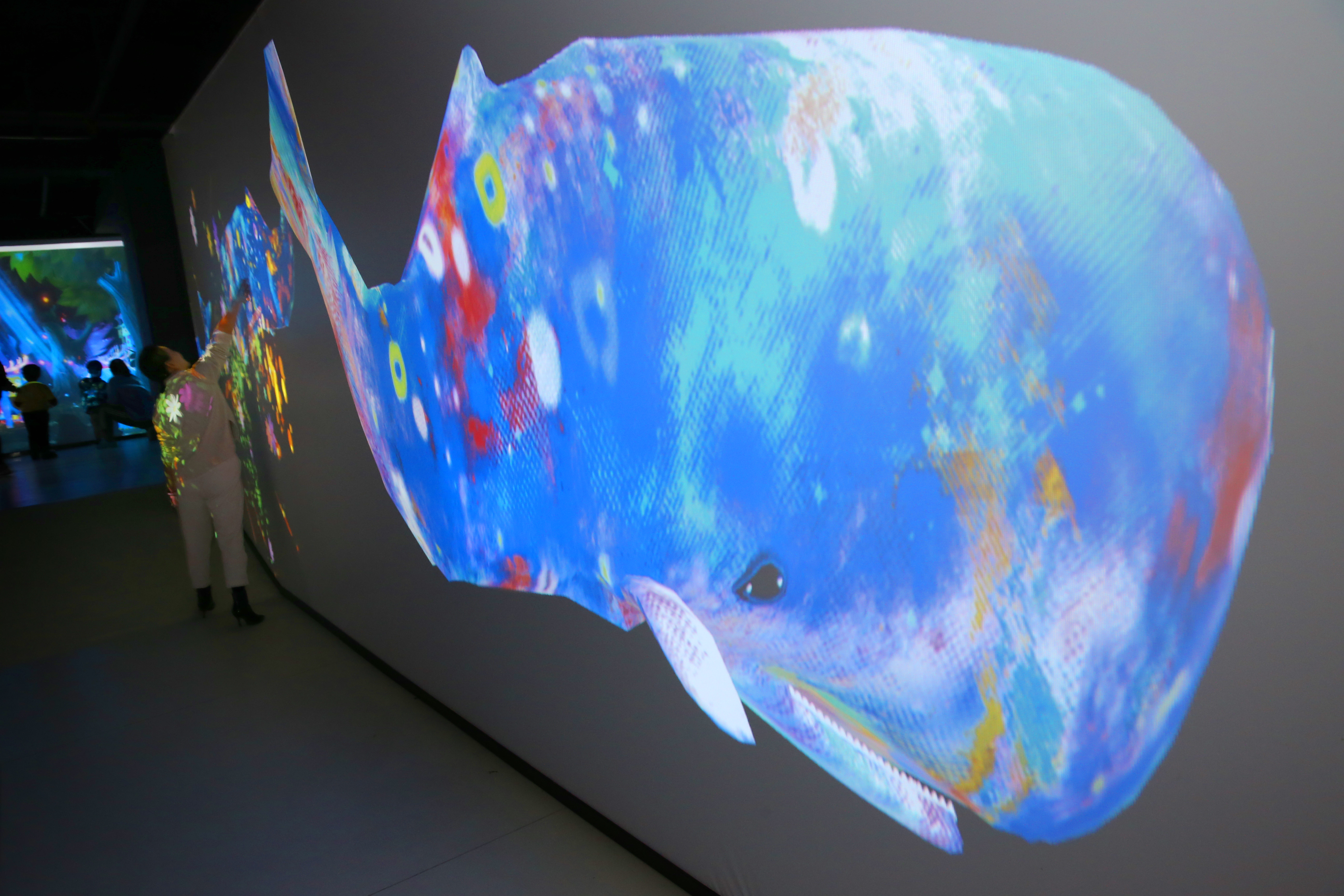 1月5日,参观者在江苏南通大生365科技园沉浸式体验馆鲸鱼岛参观体验