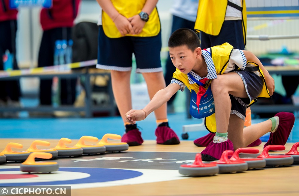 内蒙古呼和浩特首届中小学生旱地冰壶比赛开赛
