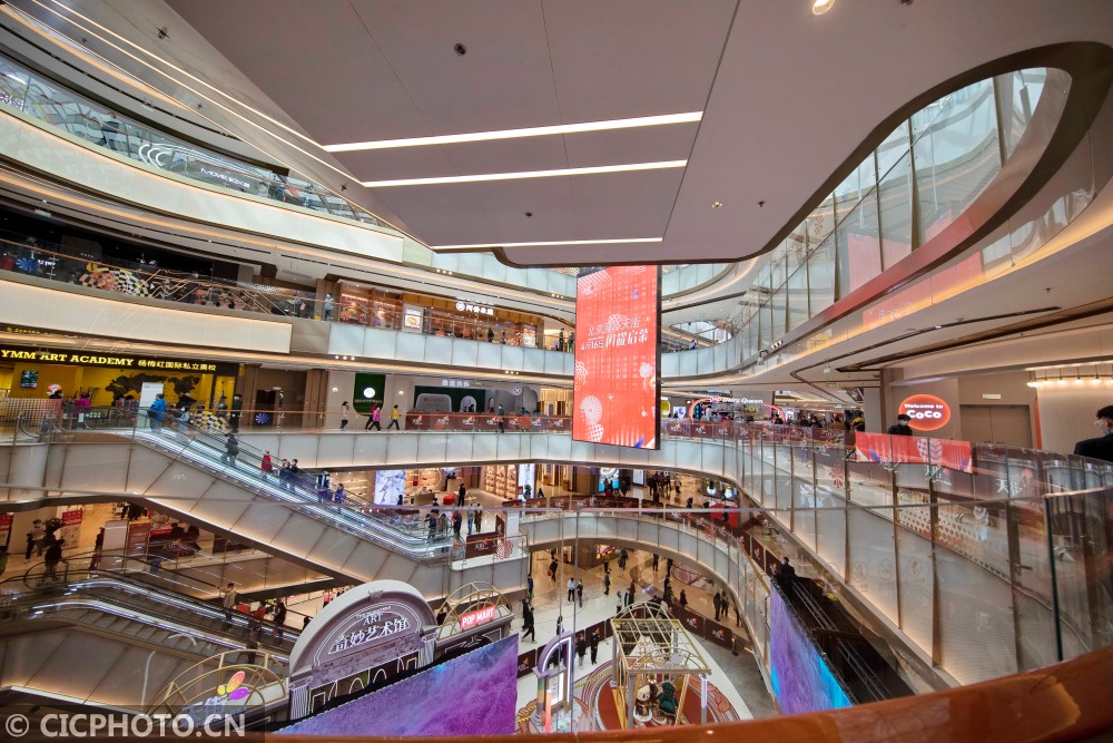 2021年4月17日拍摄的北京丽泽天街购物中心外景.