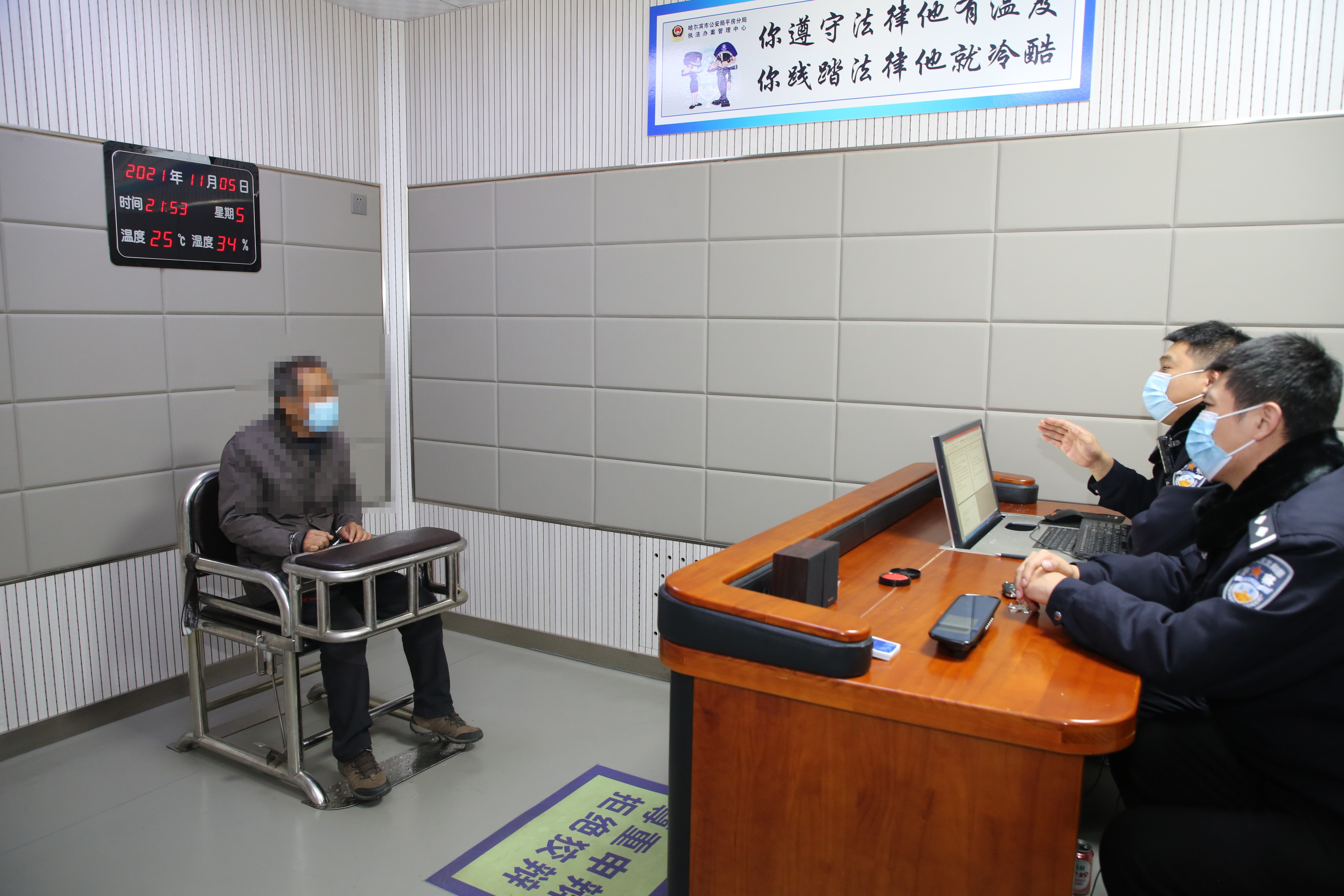 (上图为现场视频截图,下图为警方讯问嫌疑人)(图片为哈尔滨市公安局