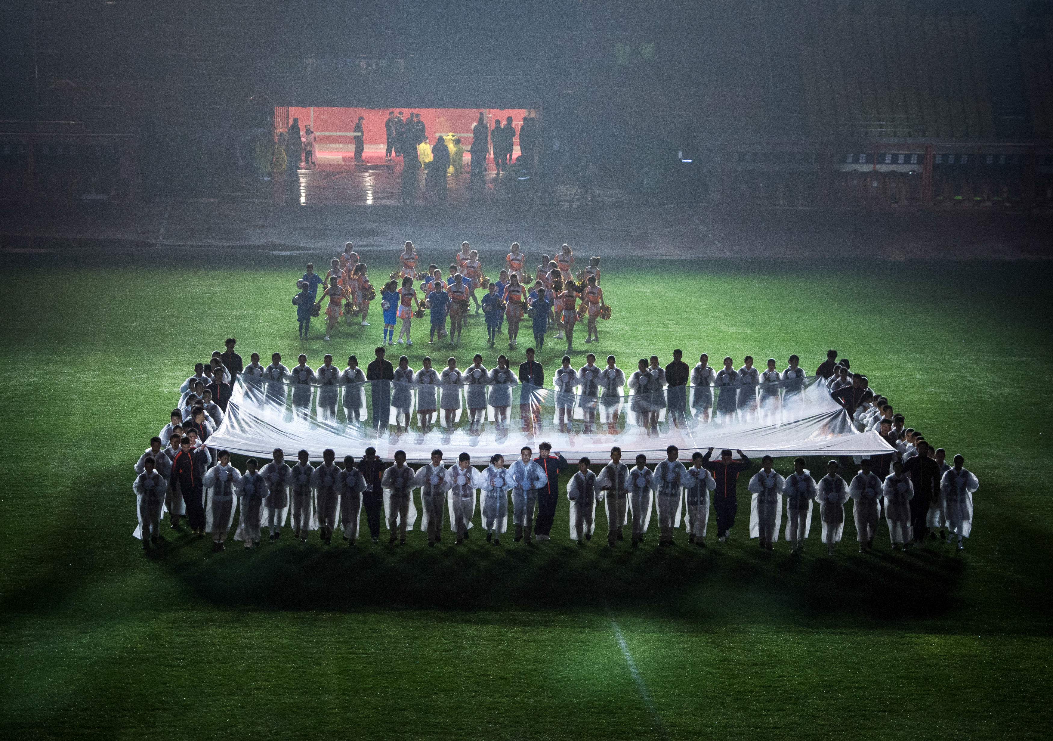 久违了球场上万观众见证中甲联赛武汉揭幕