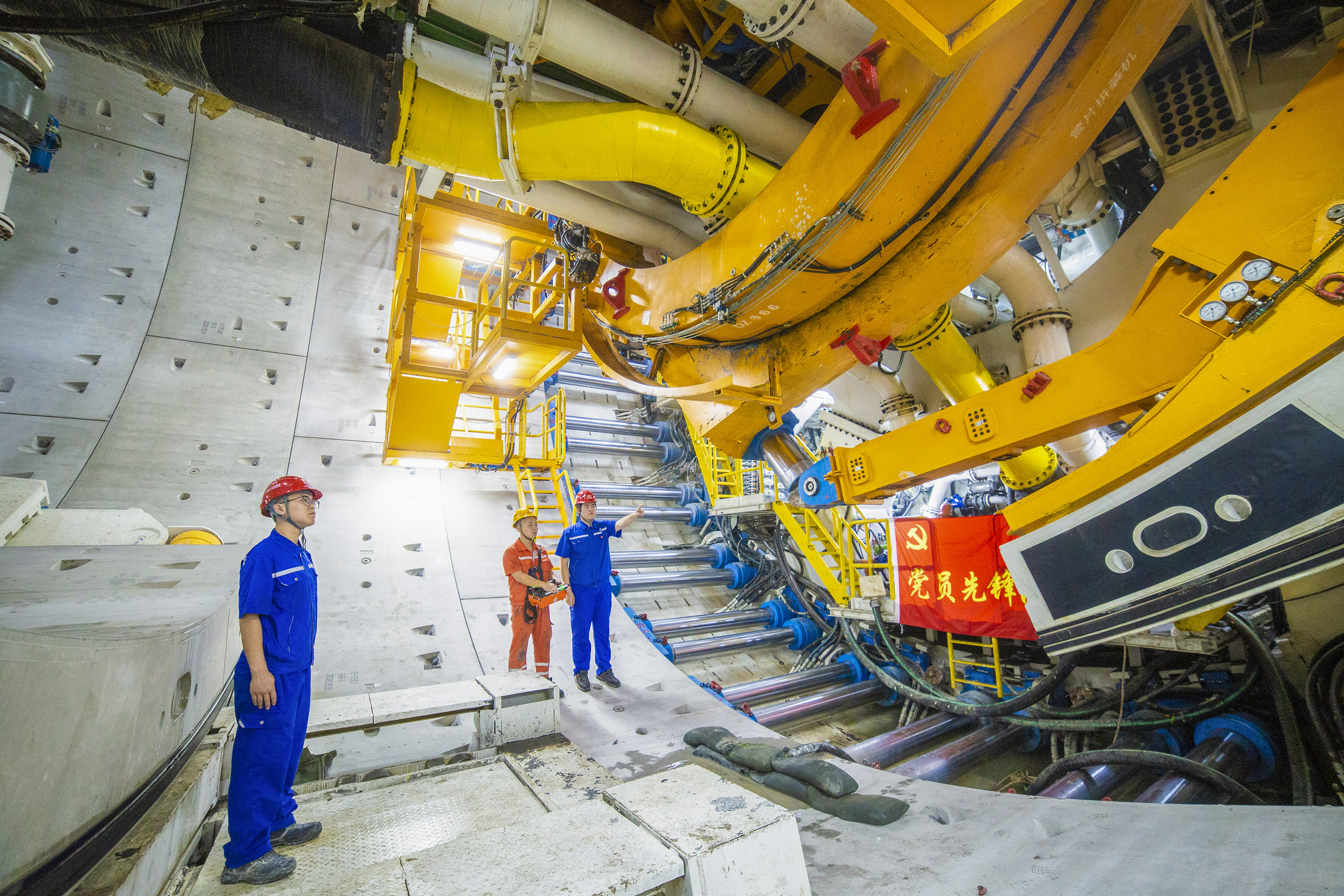 京华号盾构机成功穿越风险源