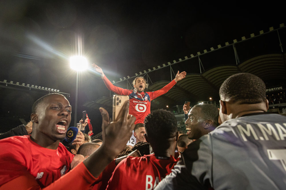 里尔队球员庆祝夺冠.