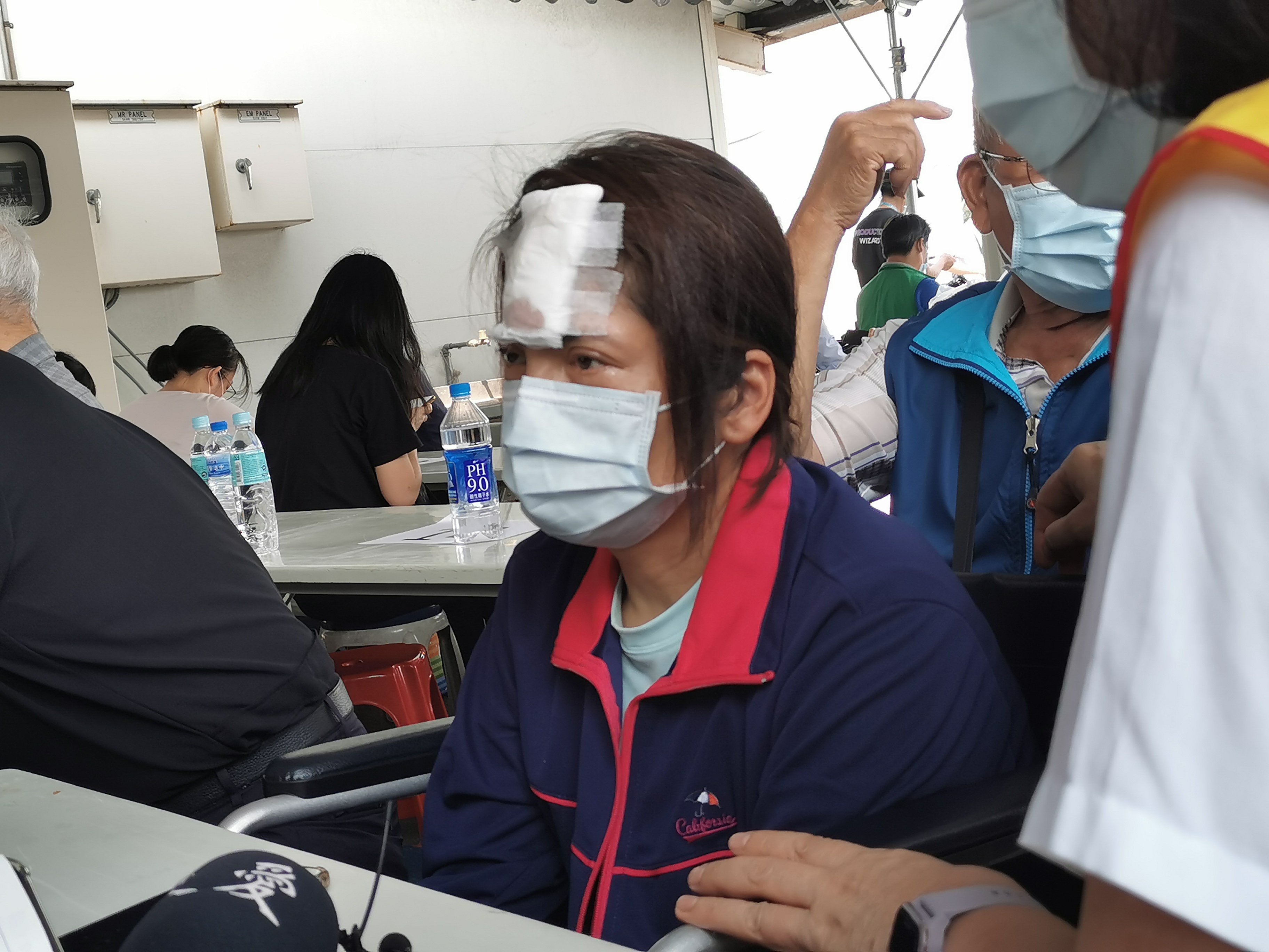 浑身瘫坐在轮椅中,额头包扎的纱布透着血红,眼里噙满泪水