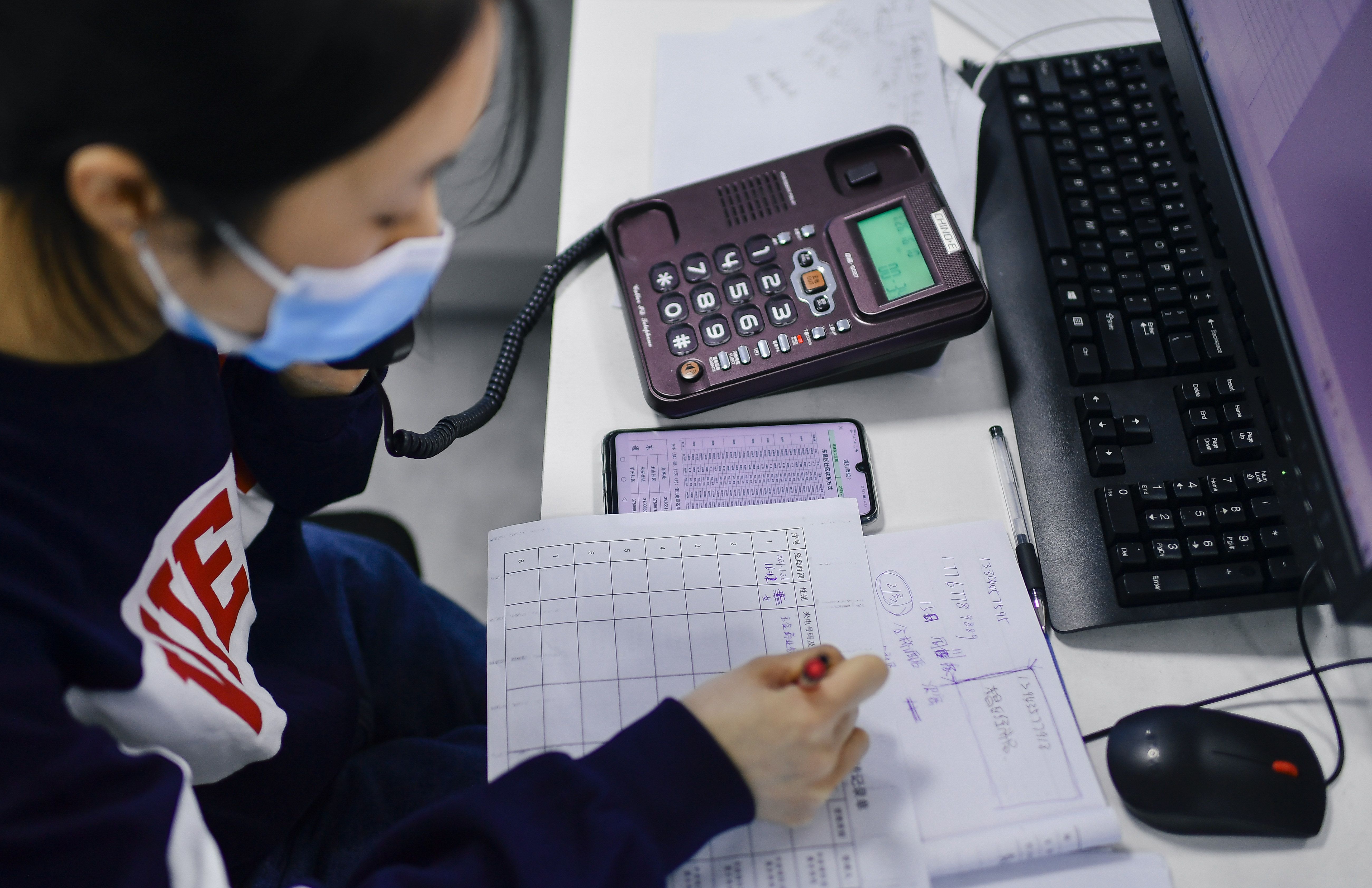 在通化市政务服务热线话务中心,话务员接听来电时记录群众诉求(1月26