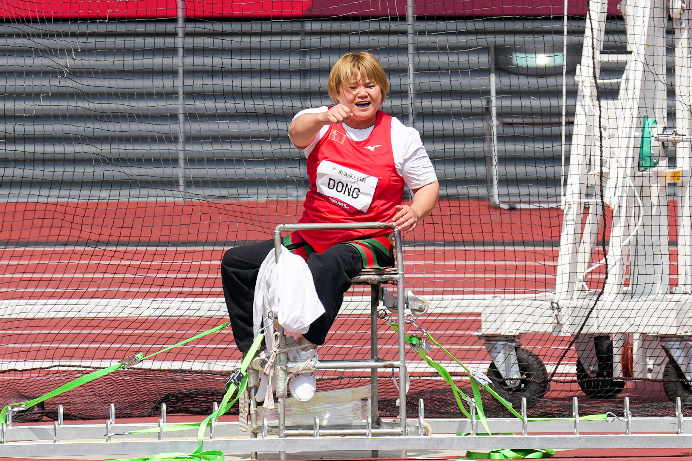 在女子铁饼f55级决赛中,里约残奥会该项目冠军董飞霞卫冕成功.