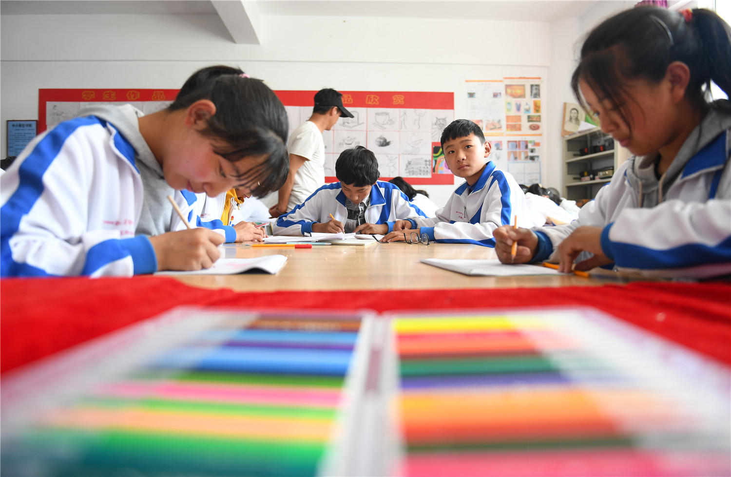 芒康县中学的学生照片图片