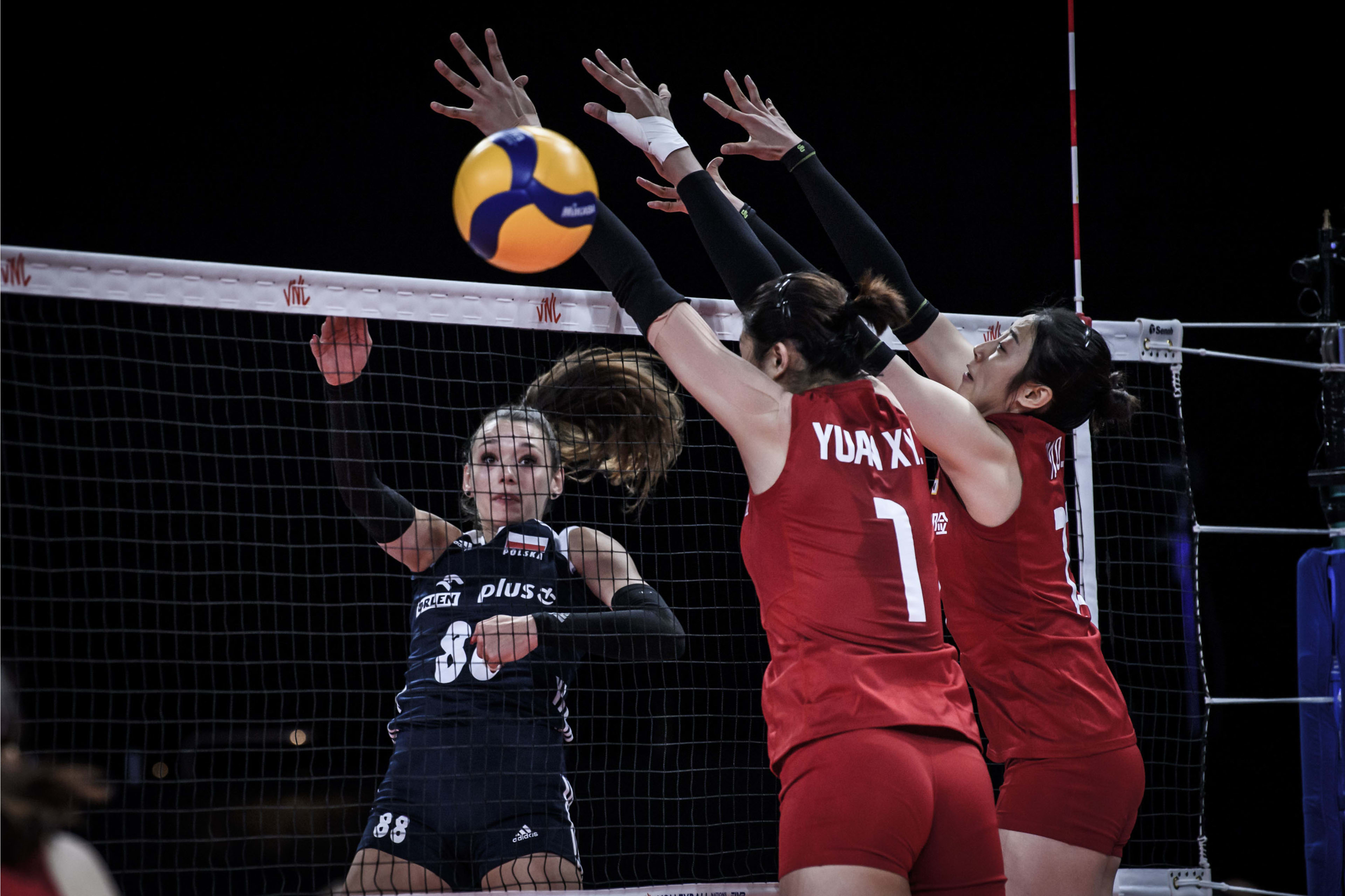 世界女排联赛中国女排击败波兰获六连胜