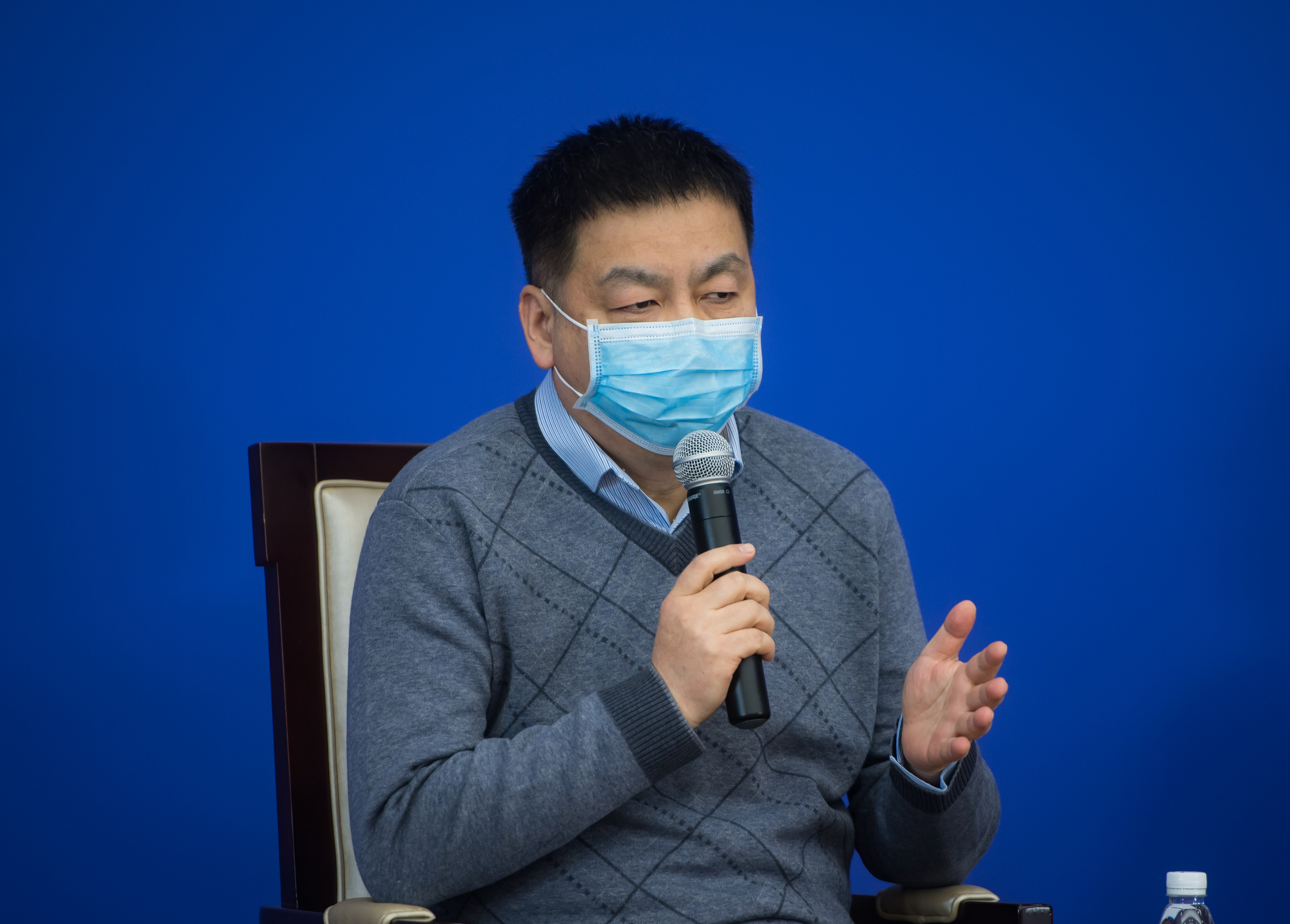 国新办举行参与一线救治工作的中国专家介绍治疗新冠