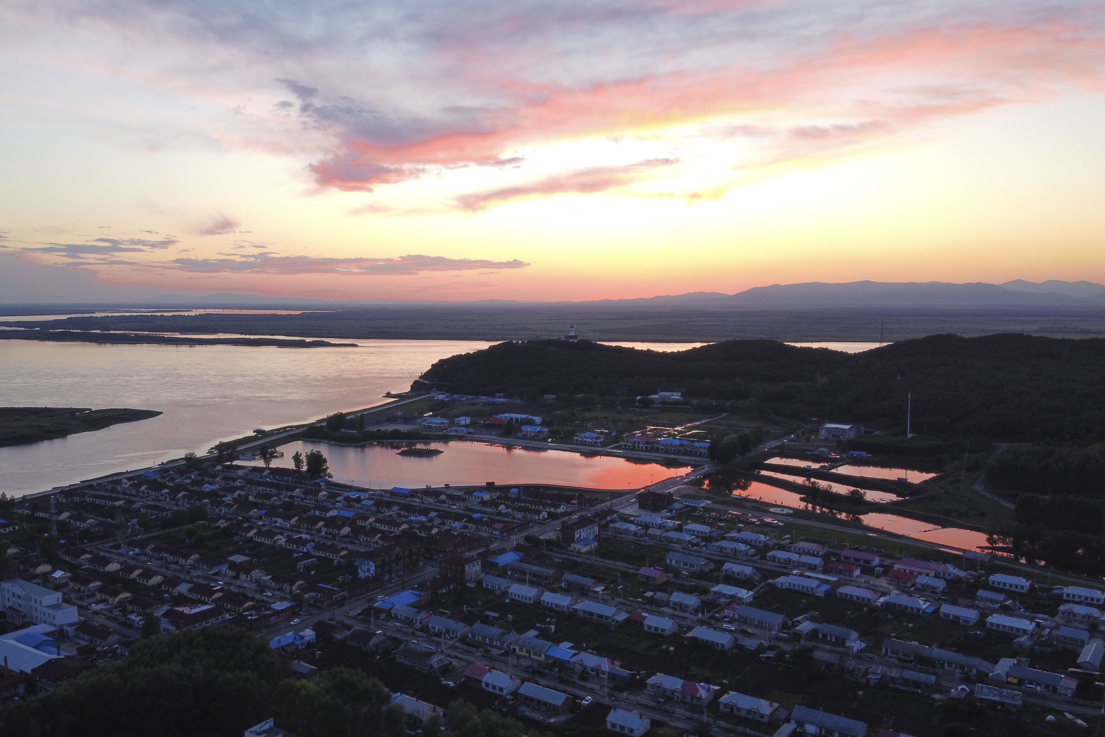 因地处中国东方,被称为"守望太阳的民族"世居黑龙江,乌苏里江,松花江