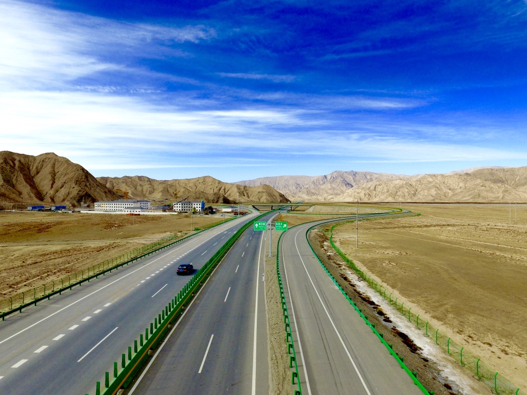沿着高速看中国青海茶卡高速公路边的网红打卡地