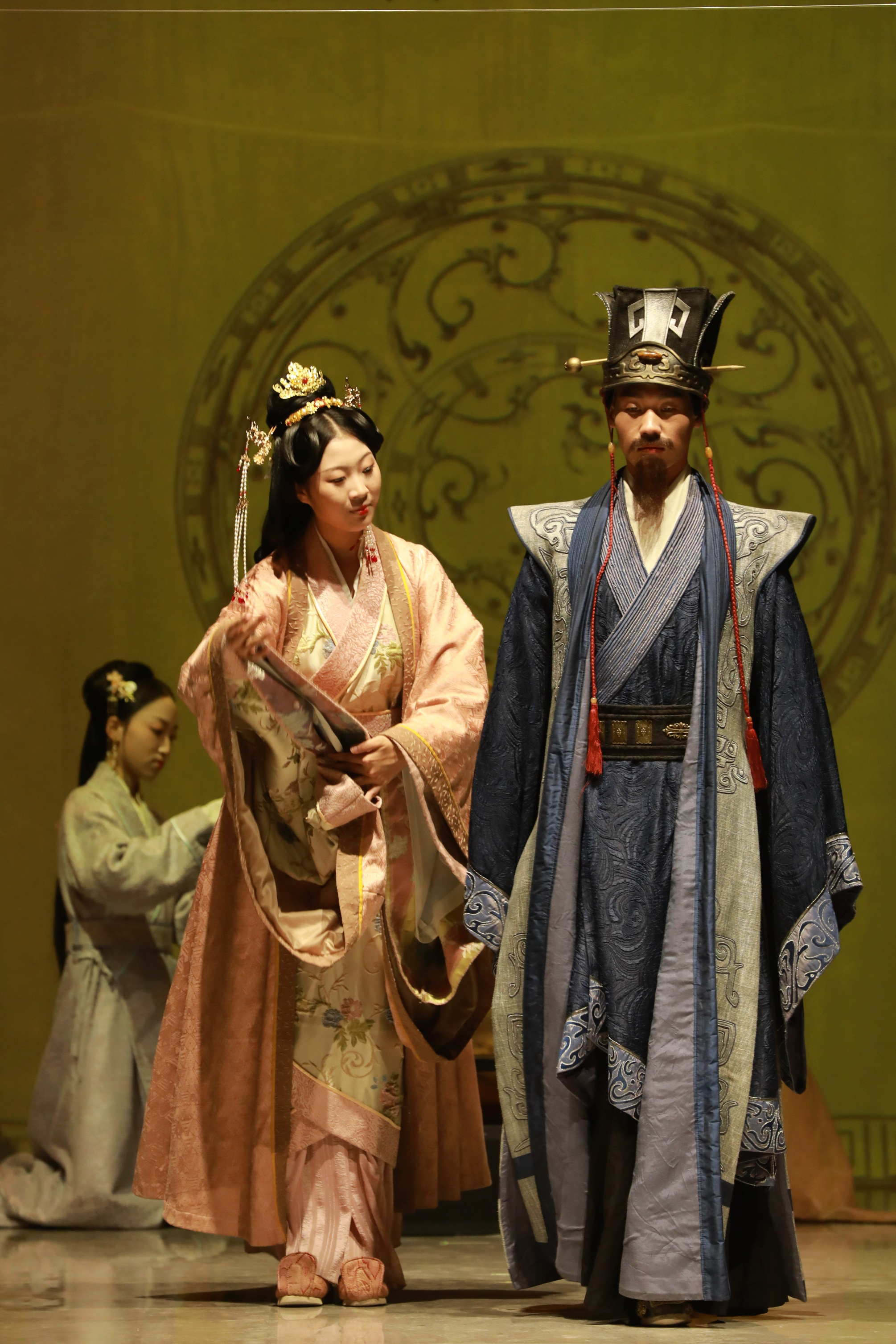 浙江省嘉兴博物馆,模特们在以"丝"为主题的服饰秀上展示服装