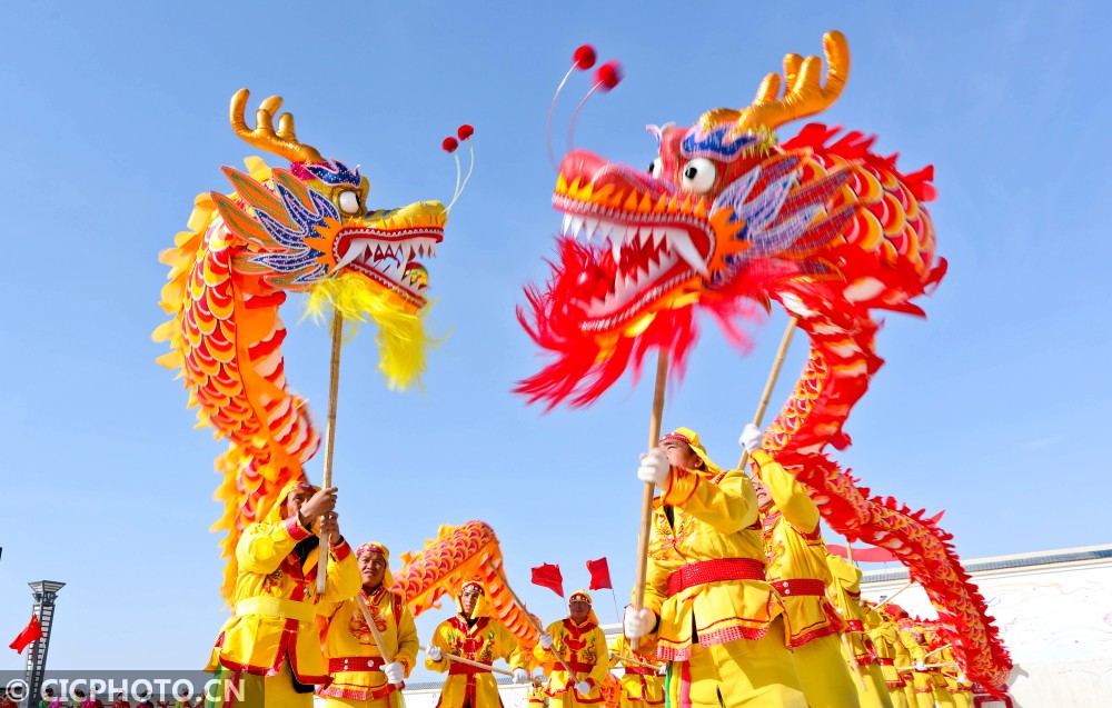 男女老少欢天喜地舞龙闹元宵