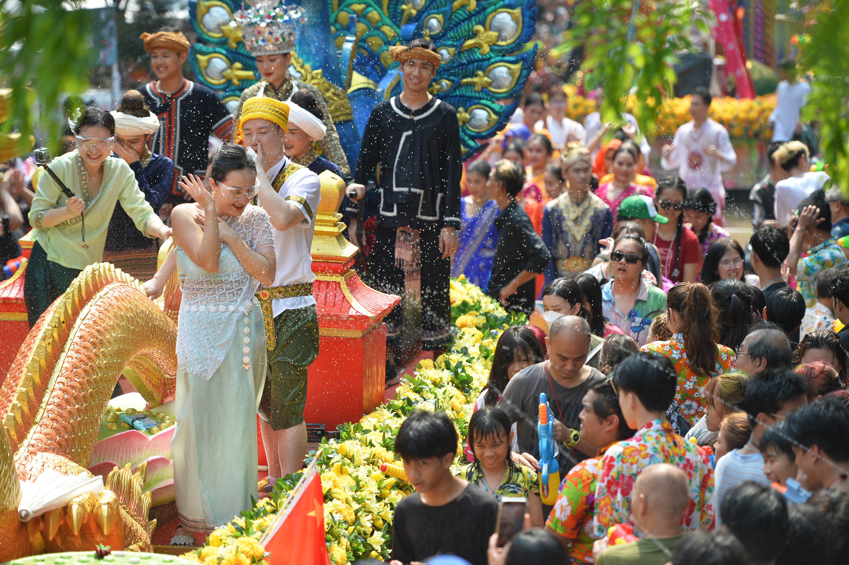 泰国宋干节庆祝活动全面回归 