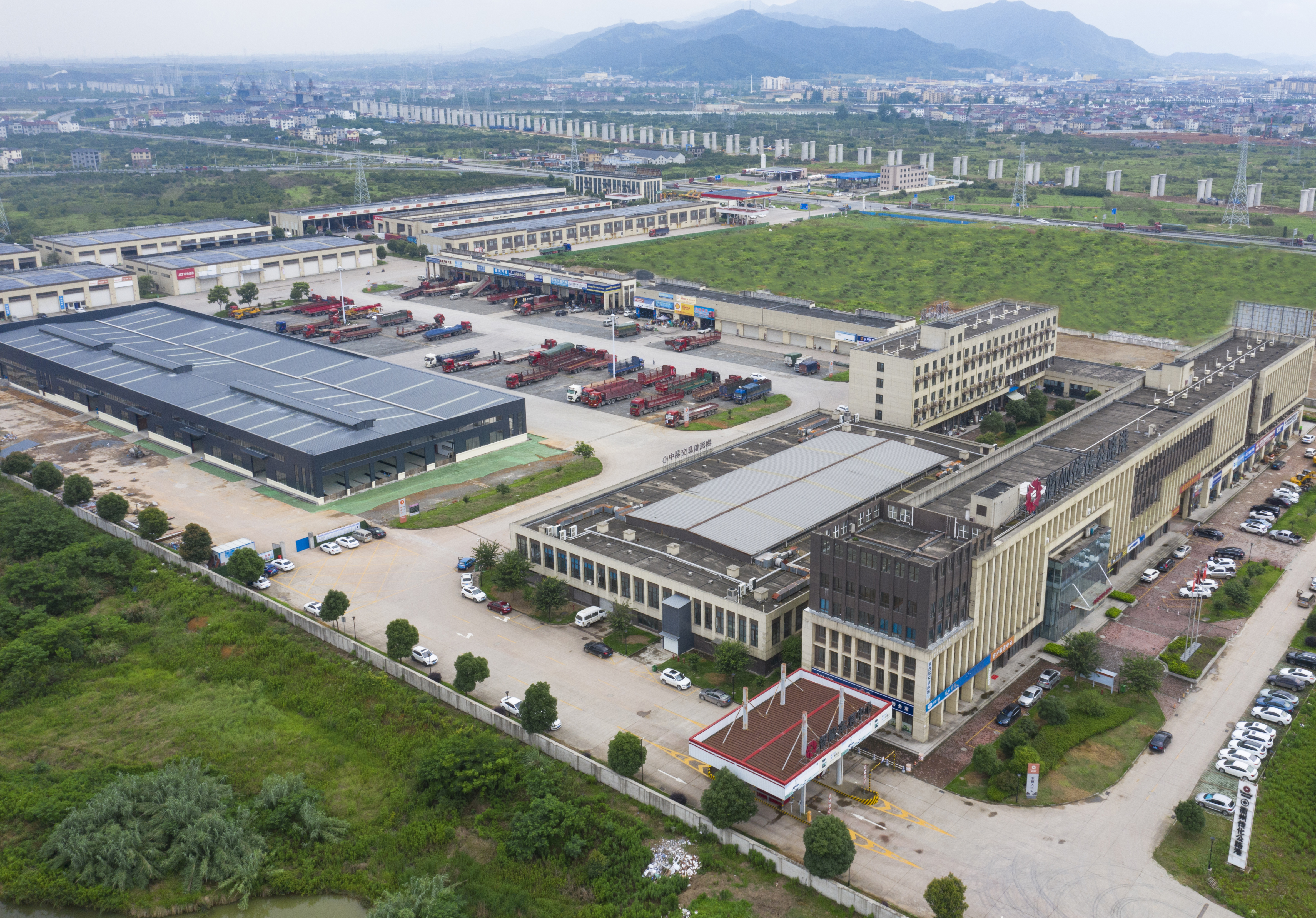 风险地区行程的司机不能入园,直接导致衢州传化公路港日进出货车车次