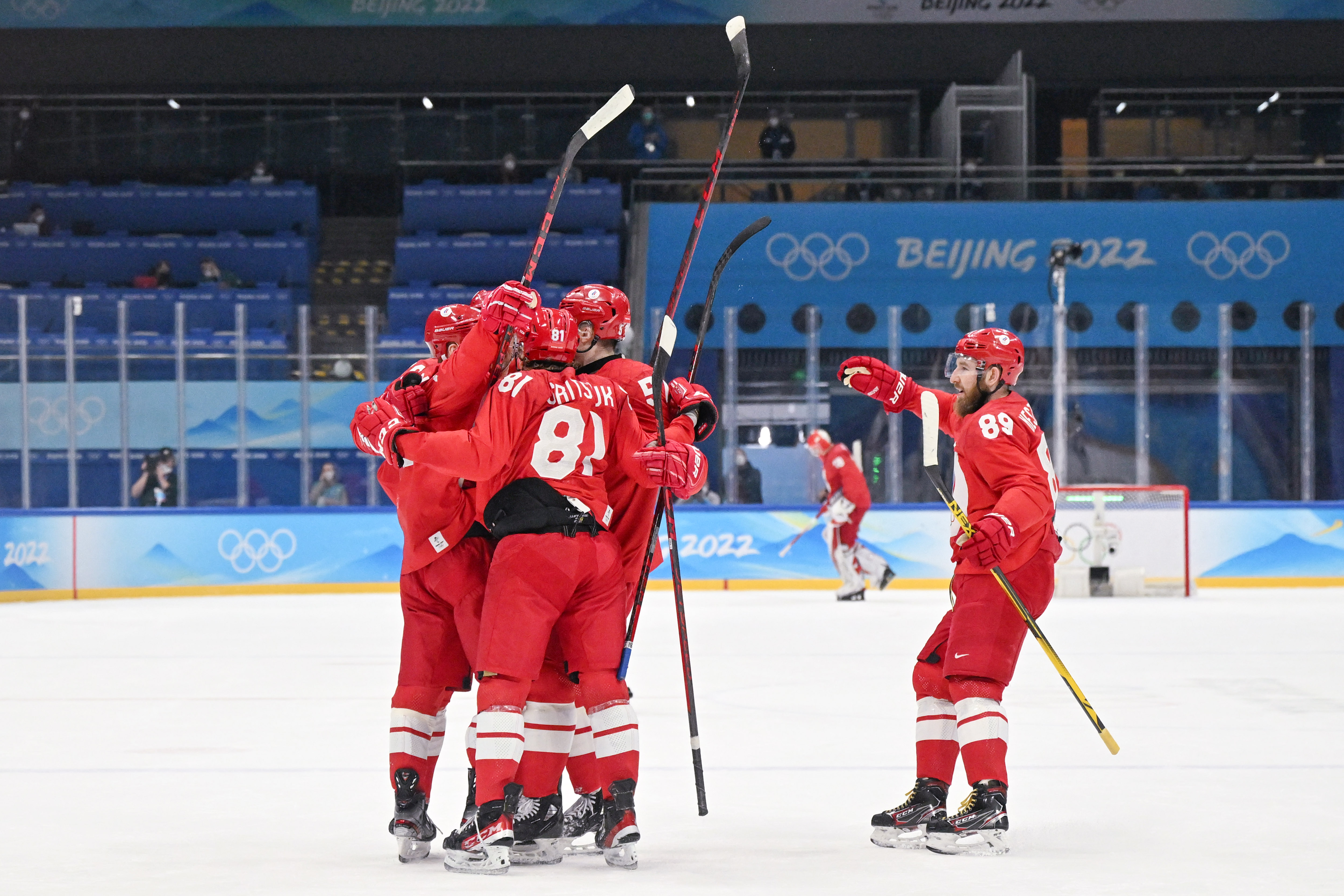 2月9日,俄罗斯奥委会队球员在北京2022年冬奥会男子冰球小组赛中庆祝