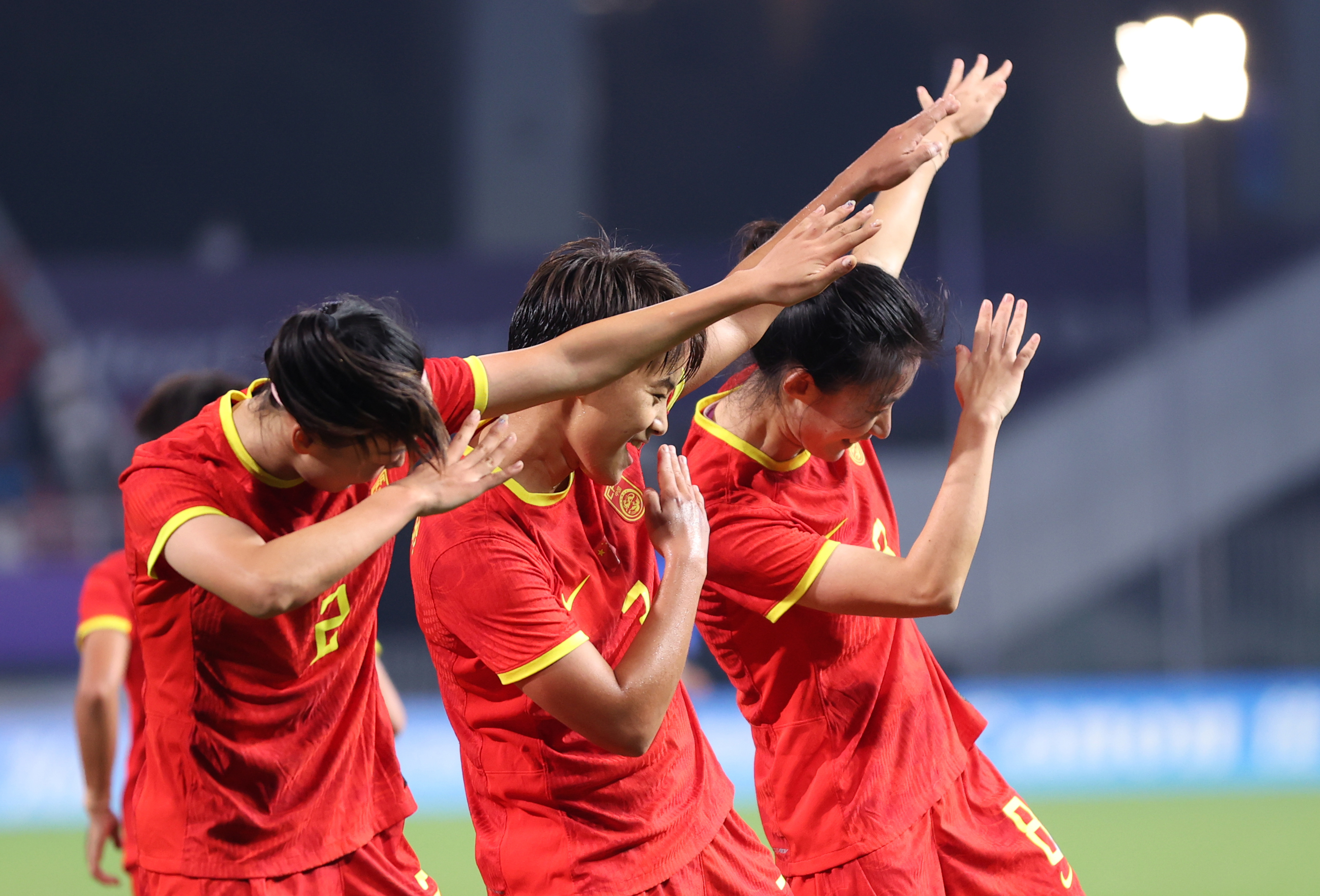 杭州亚运会中国女足轻取泰国晋级四强半决赛将战日本